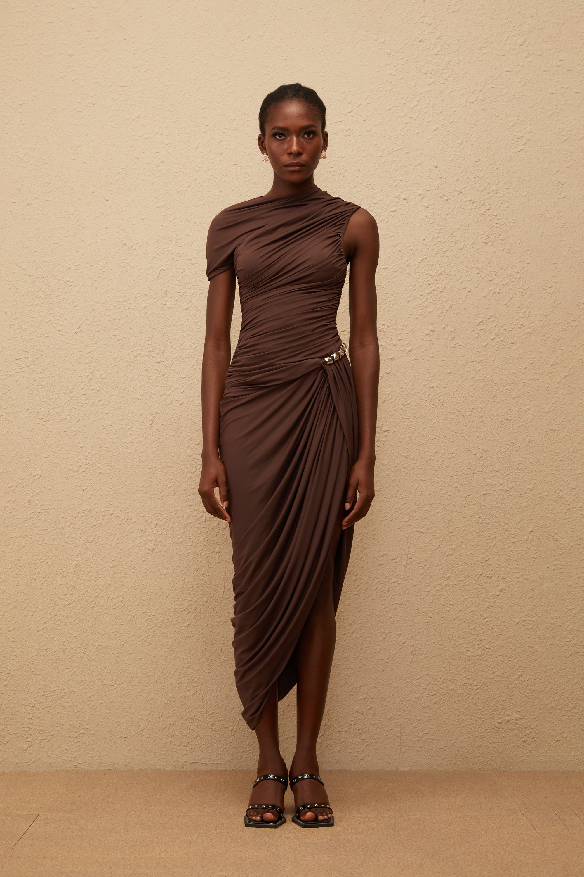 فستان بني قصير الأكمام بتصميم غير متماثل من Prune