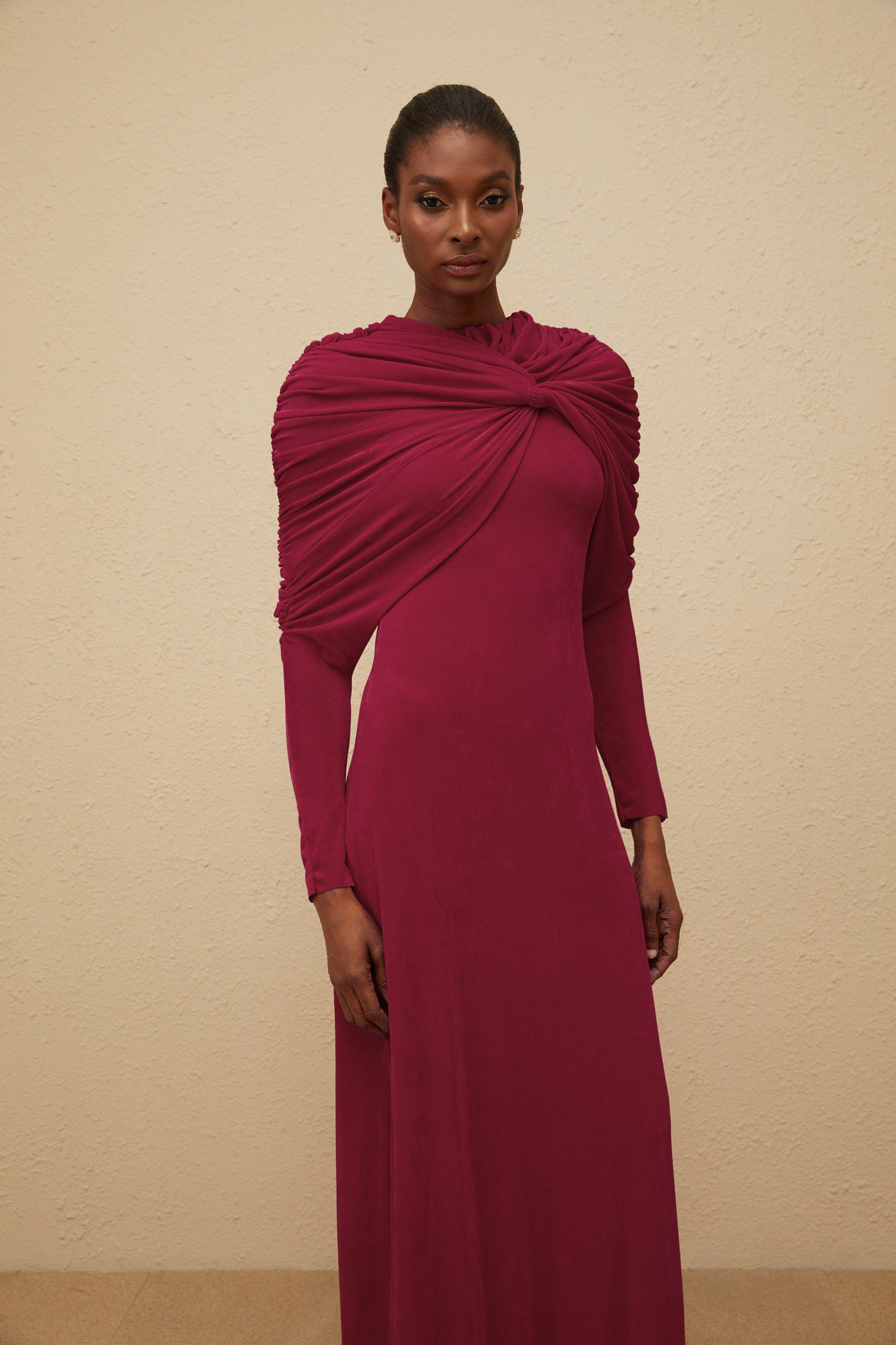 Moderne Red Cape-Design Ruched Maxi Dress