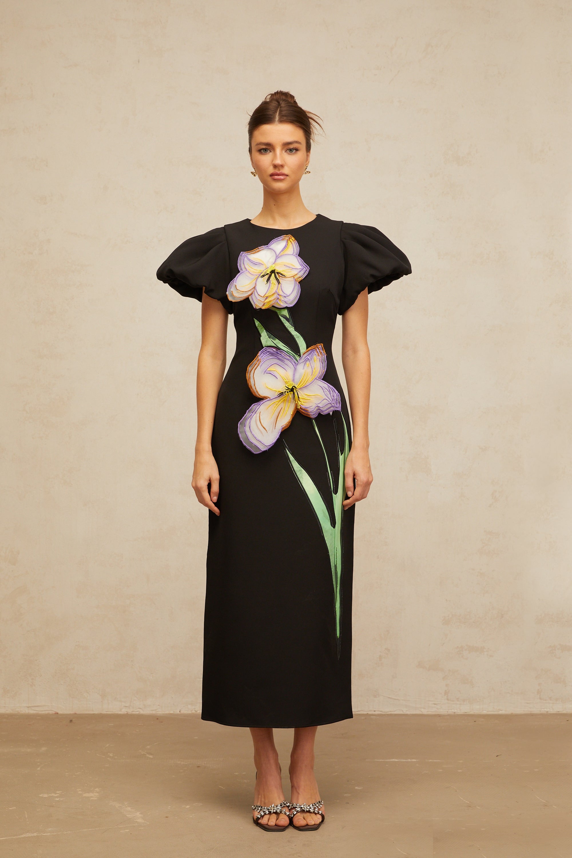 Irène – Paillettenbesetztes Midikleid mit Blumenstickerei in Schwarz