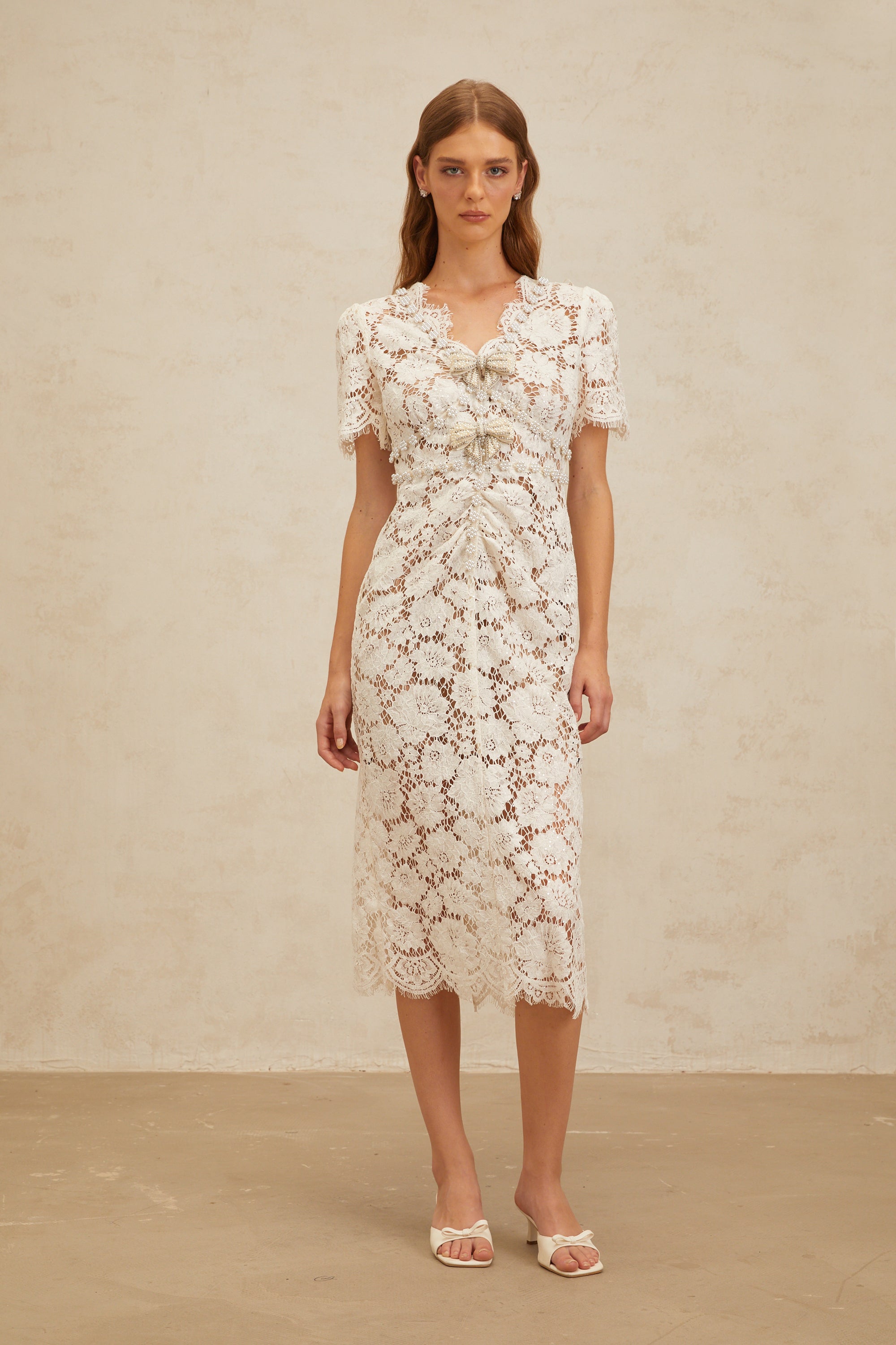 Aurore – Weißes Midi-Bleistiftkleid mit Blumenspitze