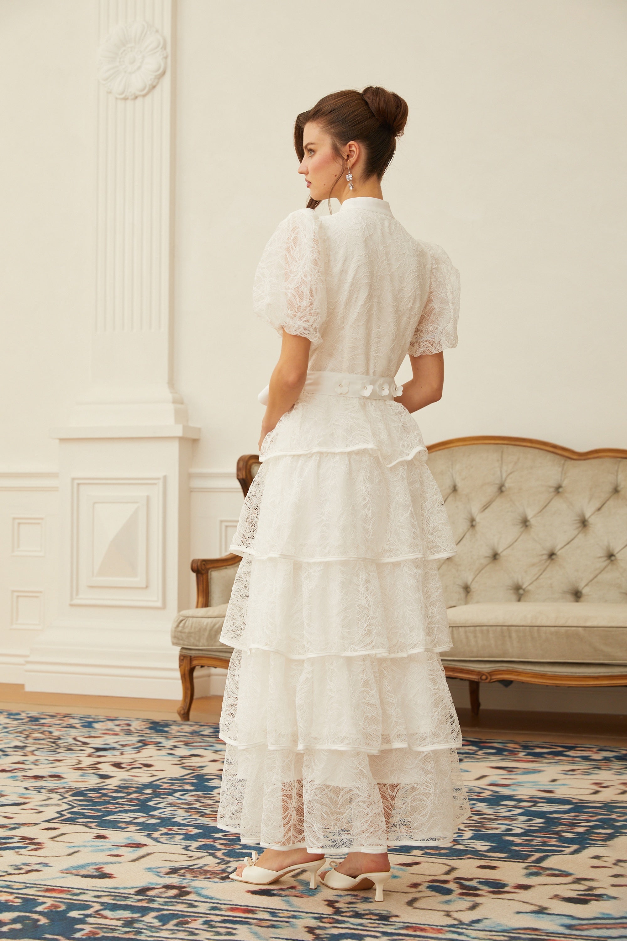 Verity Weißes, florales Spitzen-Maxikleid mit Stufenrock