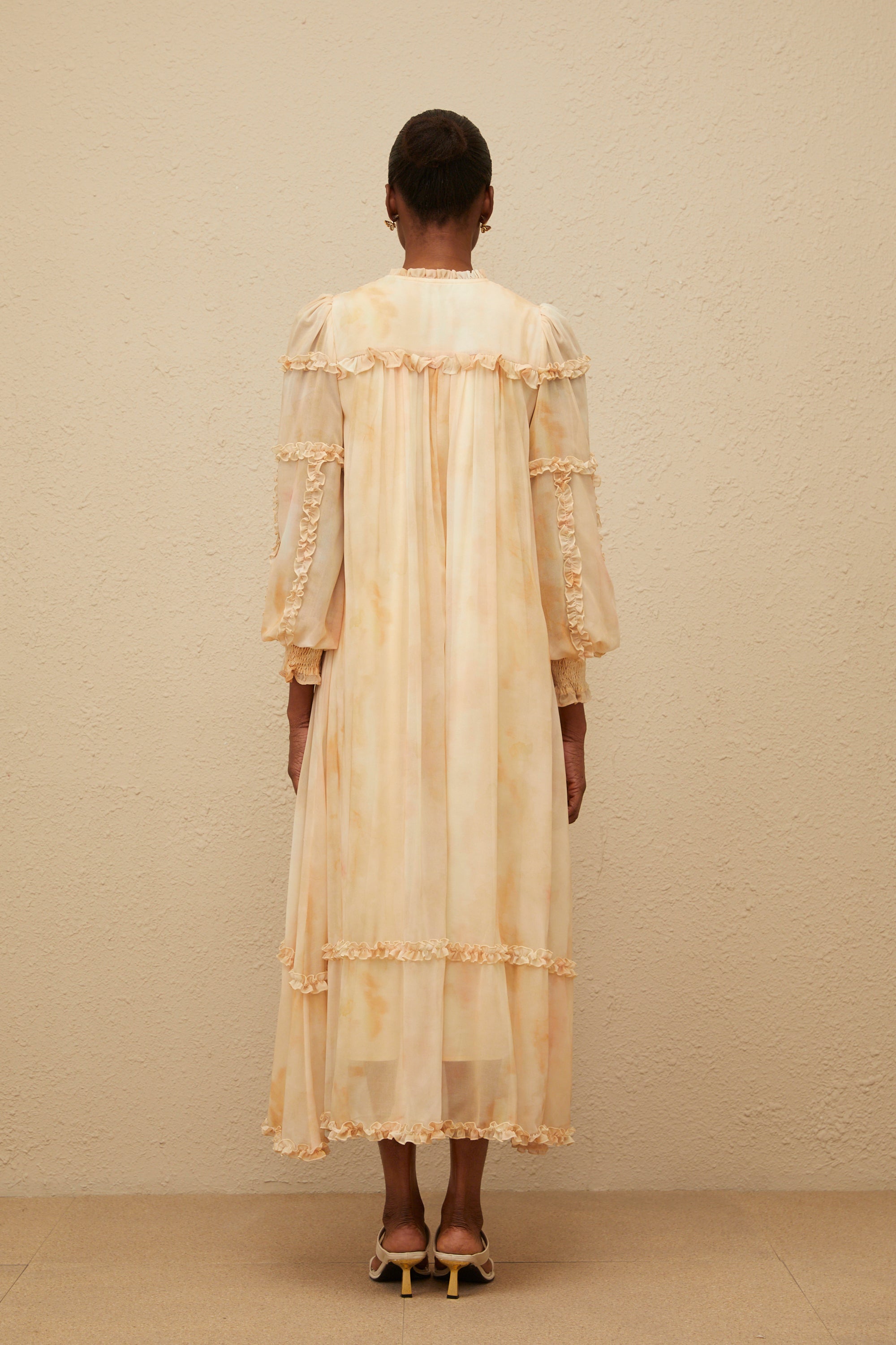 Lecollet – Beiges Midikleid mit Rüschen und Batikmuster