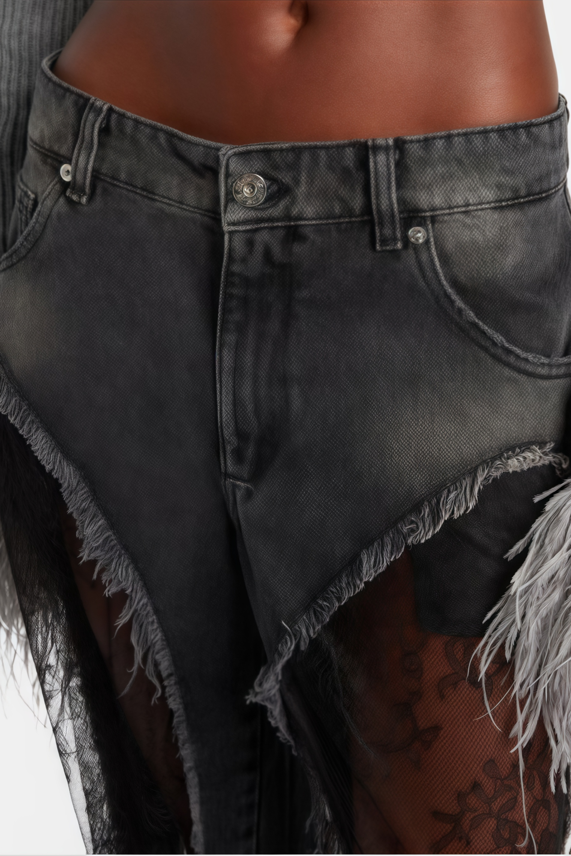 جينز ماديلين أسود مزين بنقشة زهور من الدانتيل