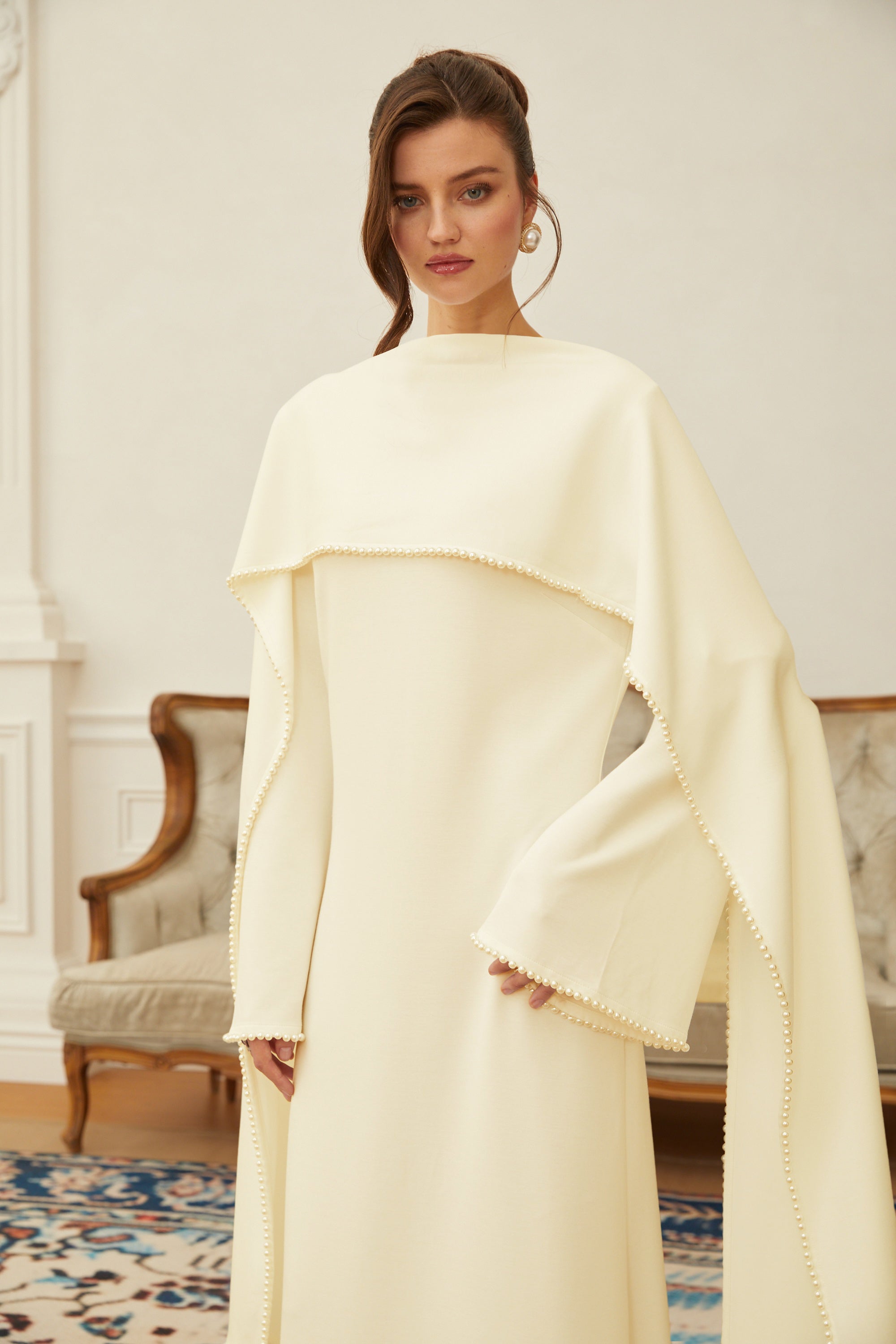 Piroska Maxikleid mit gelbem Perlenbesatz und Schal-Detail