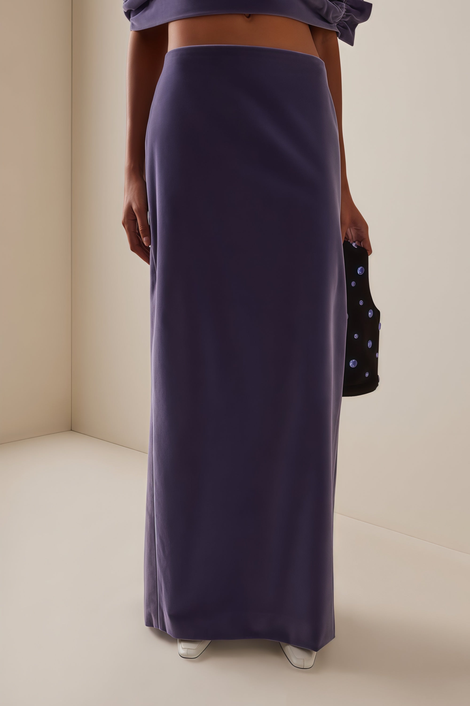 طقم فريدريكا من بلوزة وتنورة مخملية غير متماثلة باللون الأرجواني