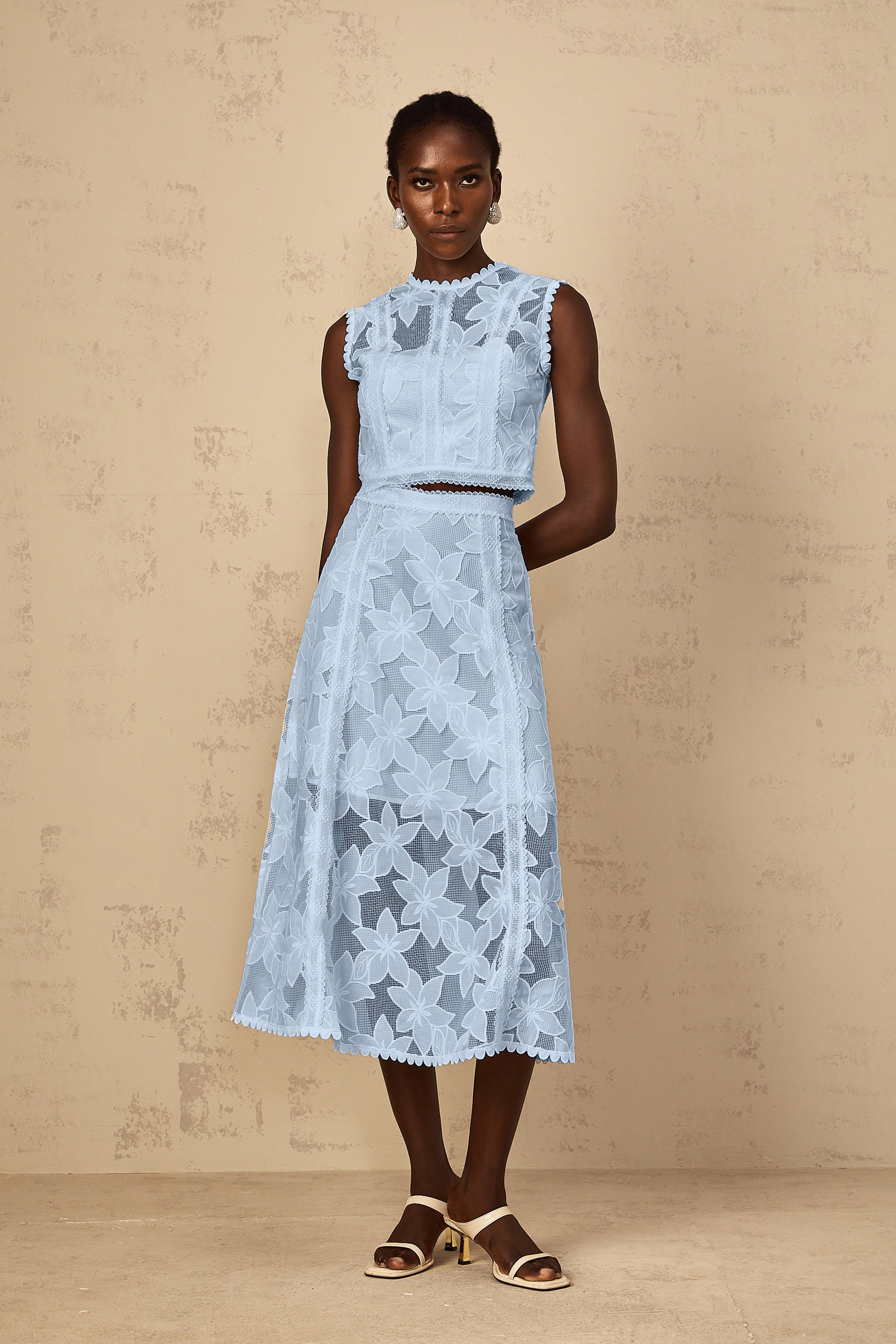 طقم مايليز بلوزة وتنورة مطرزة بالورود باللون الأبيض