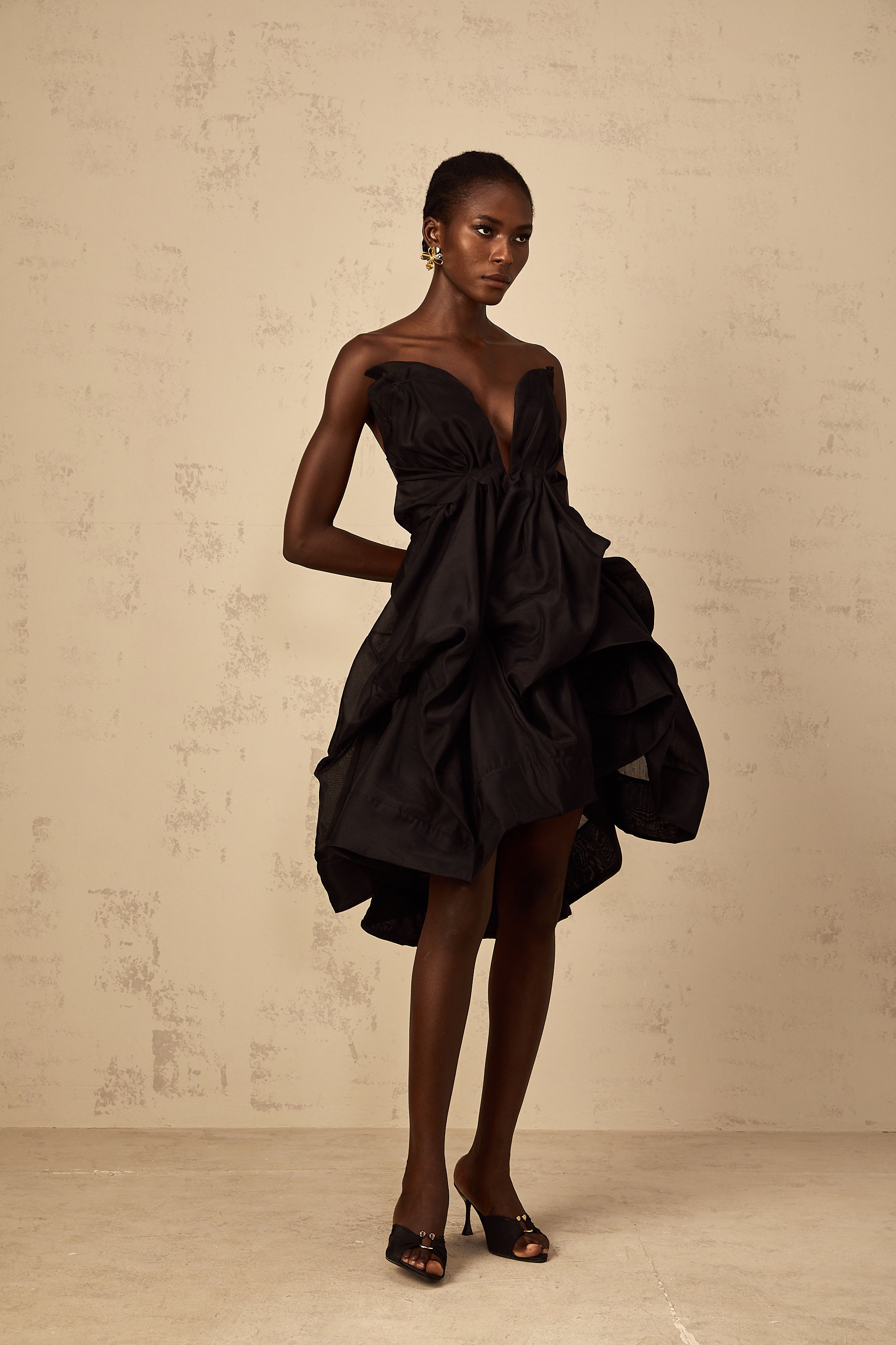 فستان إيليدا القصير ذو الطيات غير المتماثلة