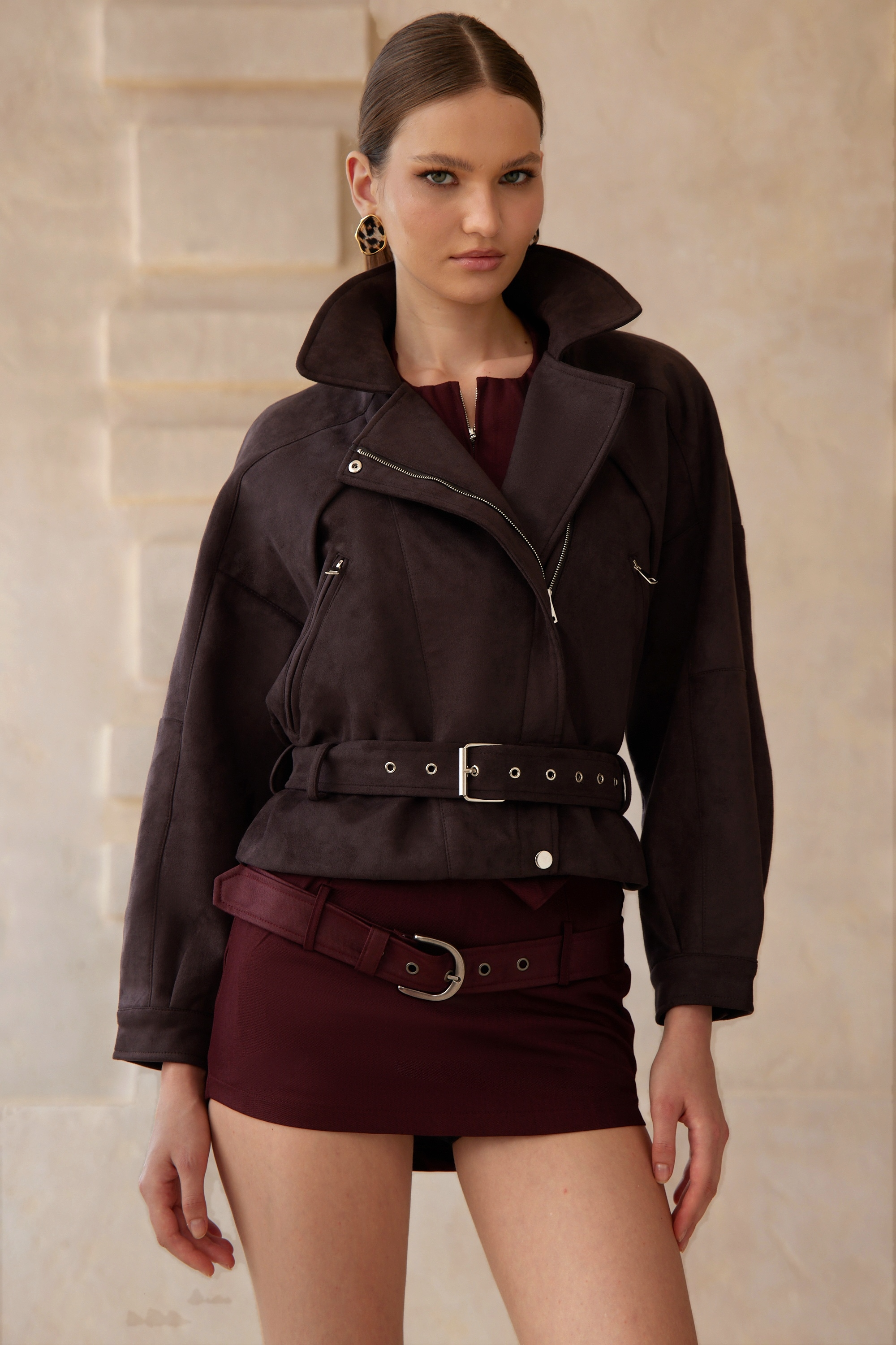 جاكيت راكب الدراجة الجلد المدبوغ المرقع بحزام من لورا براون