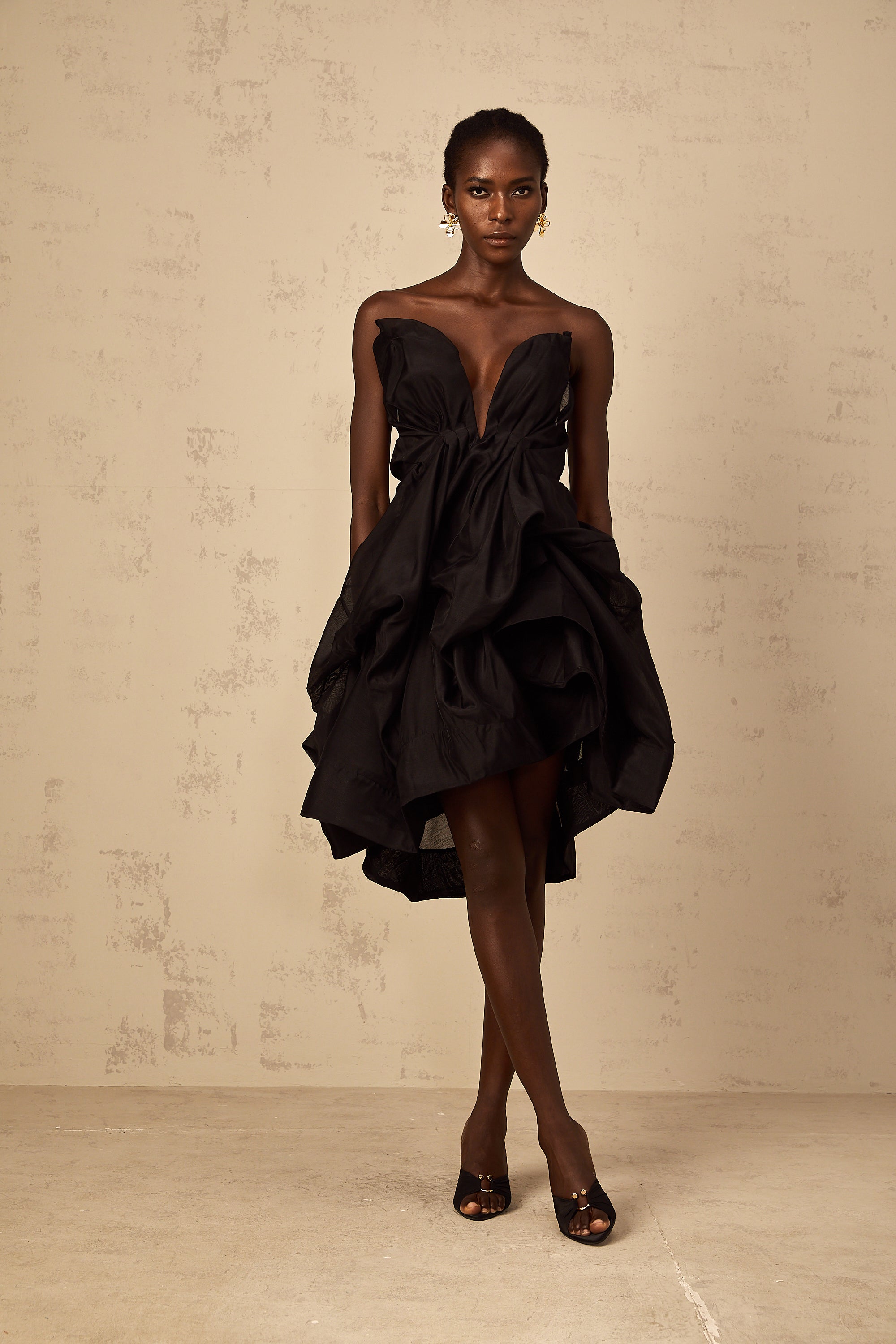 فستان إيليدا القصير ذو الطيات غير المتماثلة