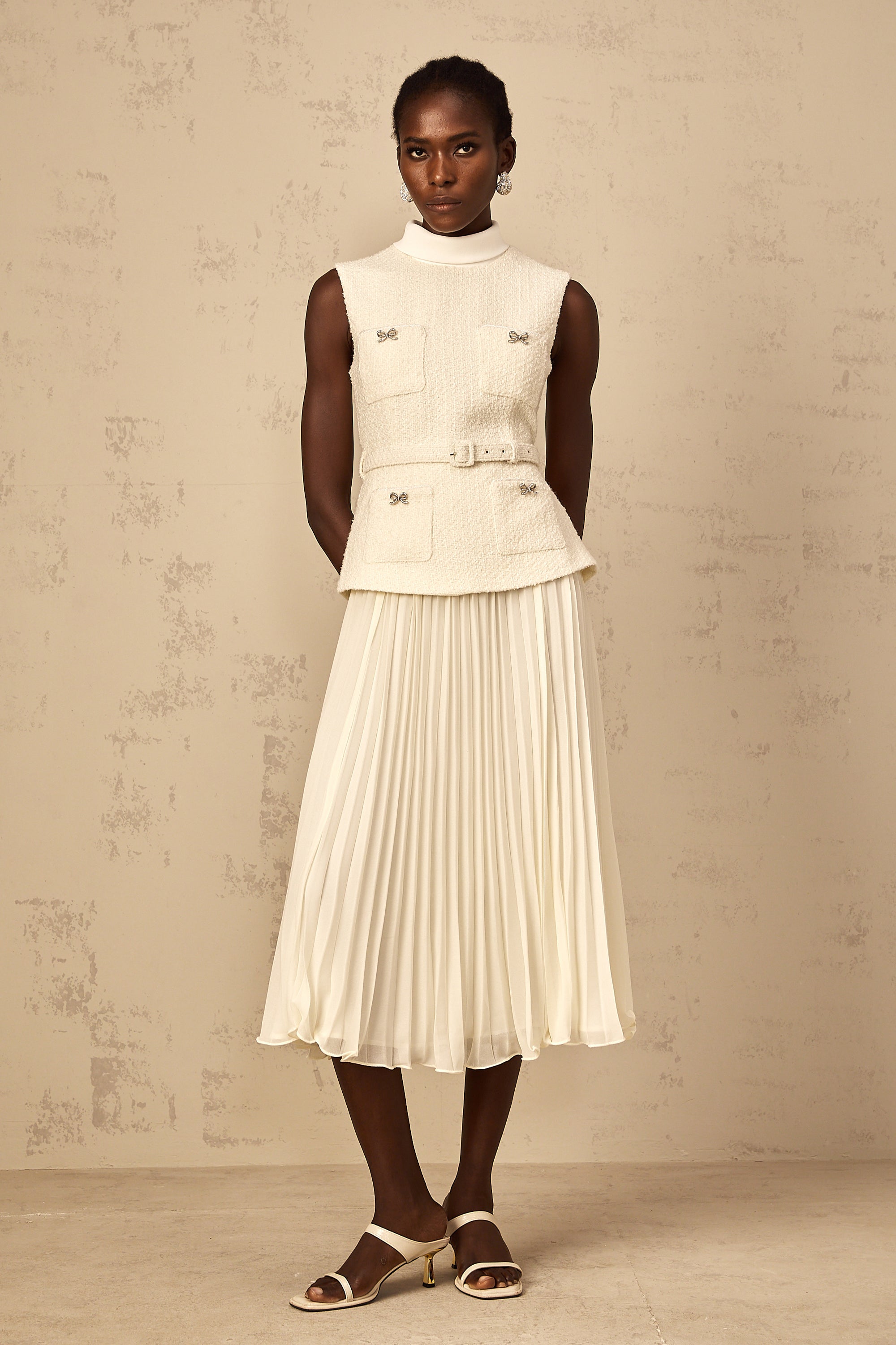 فستان دولسي متوسط ​​الطول من التول باللون الأبيض الفاتح