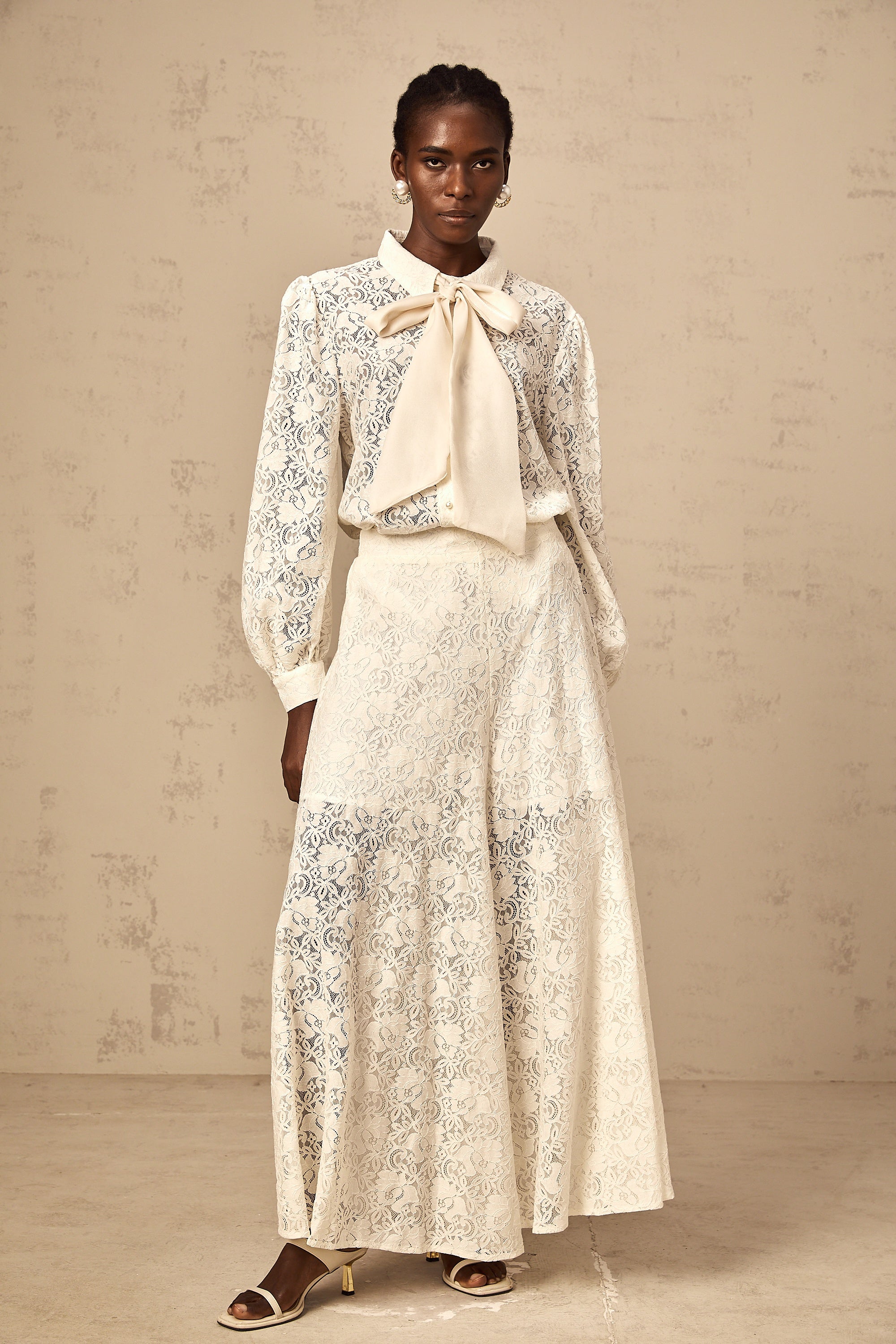 طقم فانيسا الأبيض من قميص وبنطال من الدانتيل المزخرف بالجيبور 