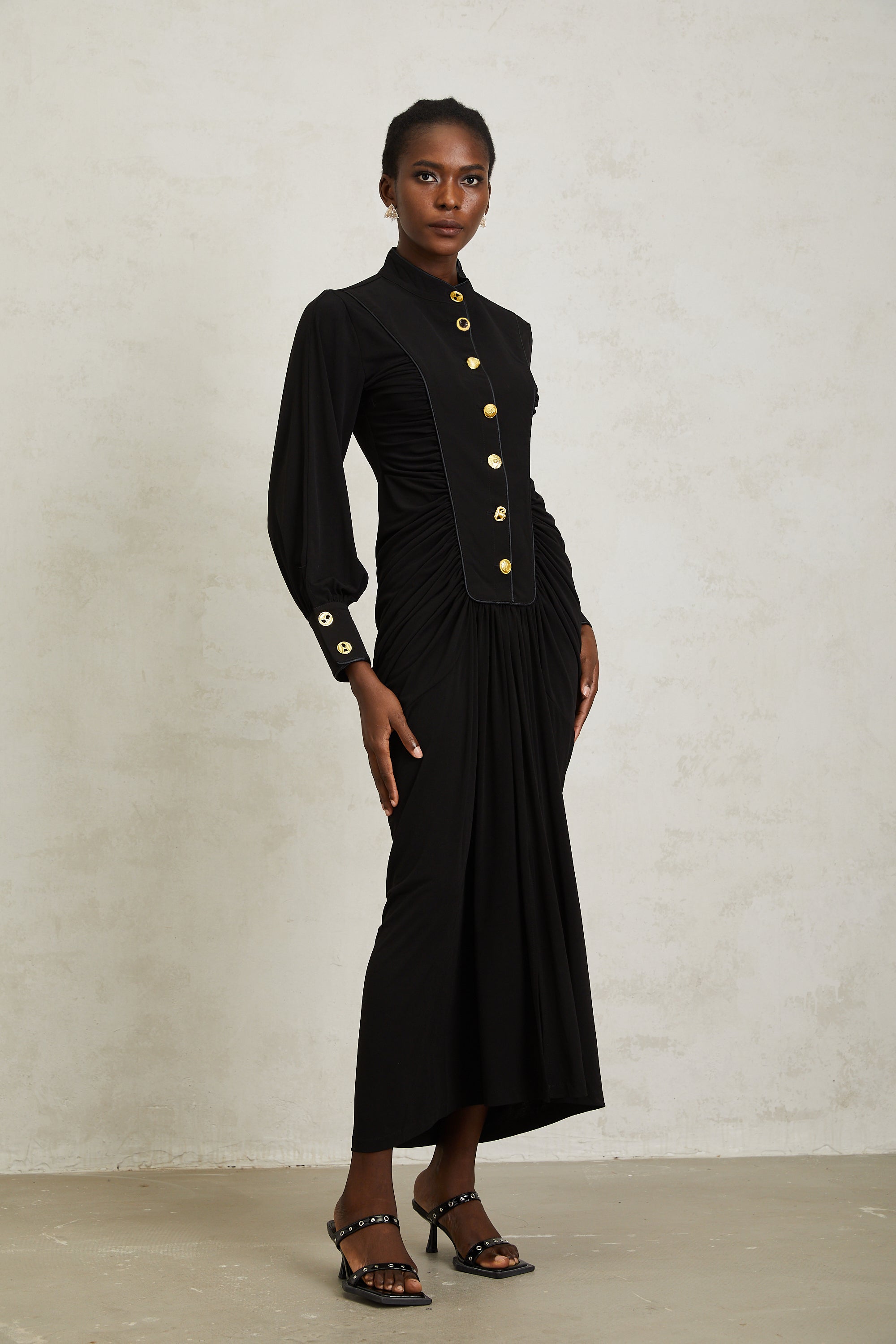 فستان بروكلين ماكسي أسود بتصميم مجمع