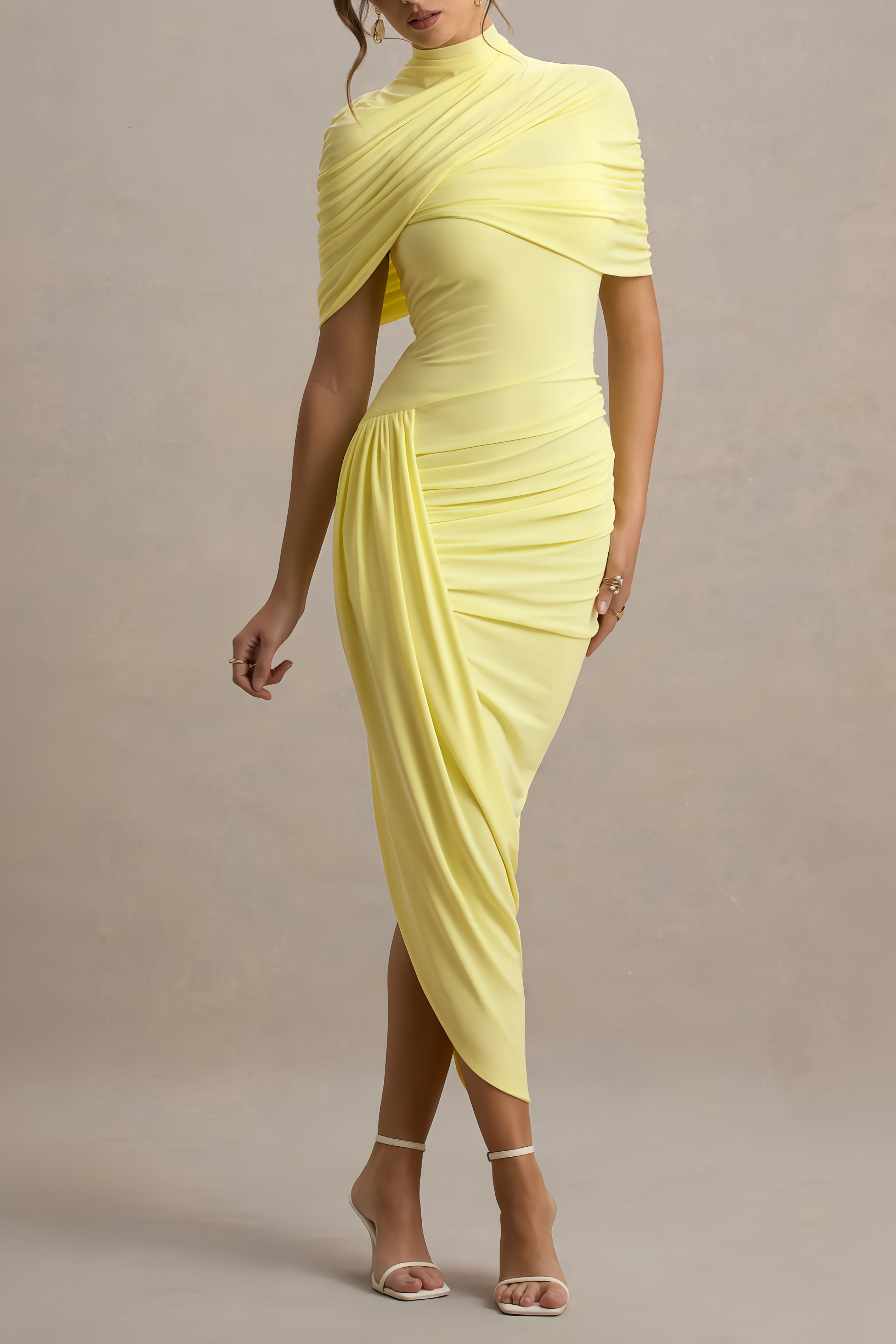 Manuela Gelbes asymmetrisches Cape-Midikleid