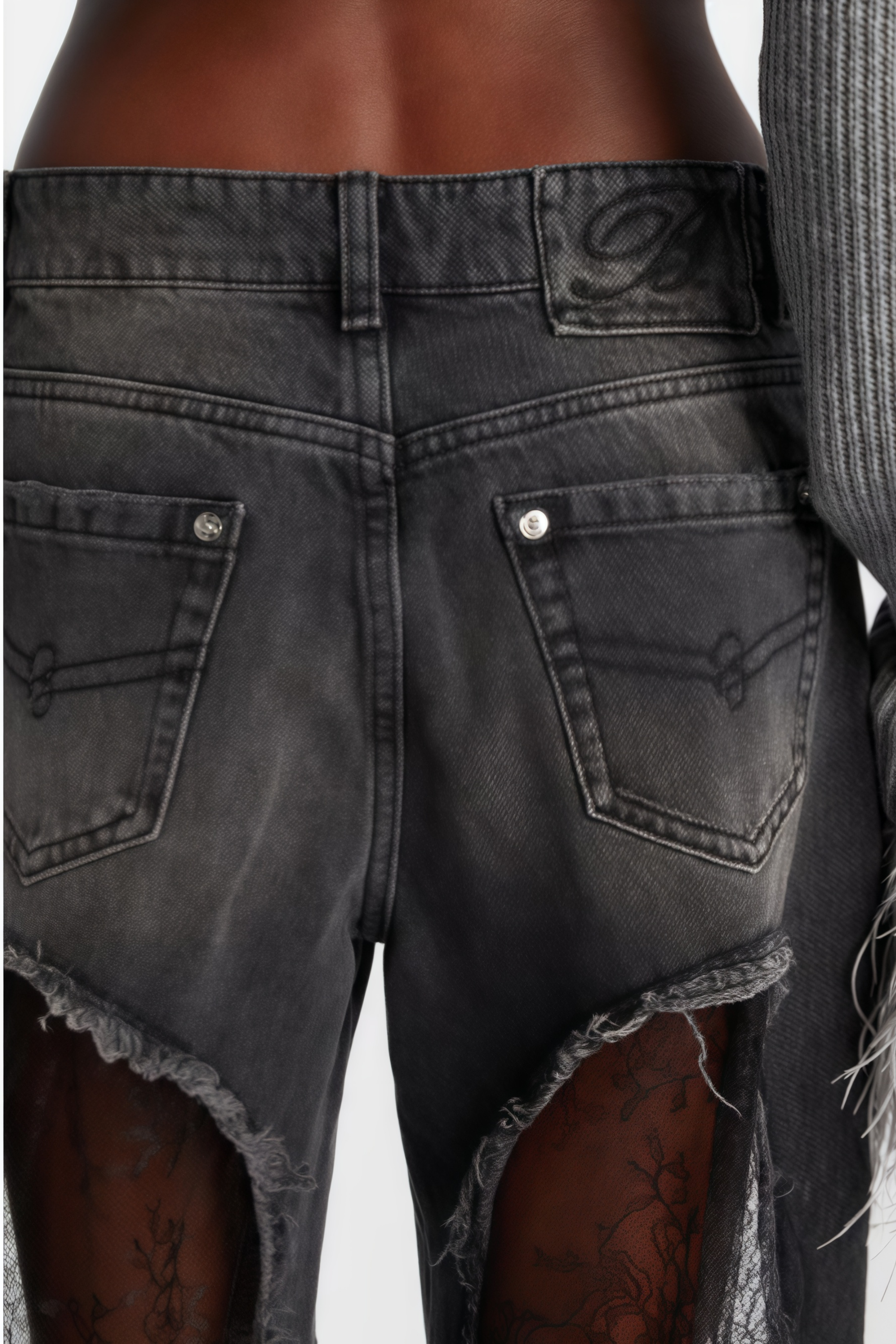 جينز ماديلين أسود مزين بنقشة زهور من الدانتيل