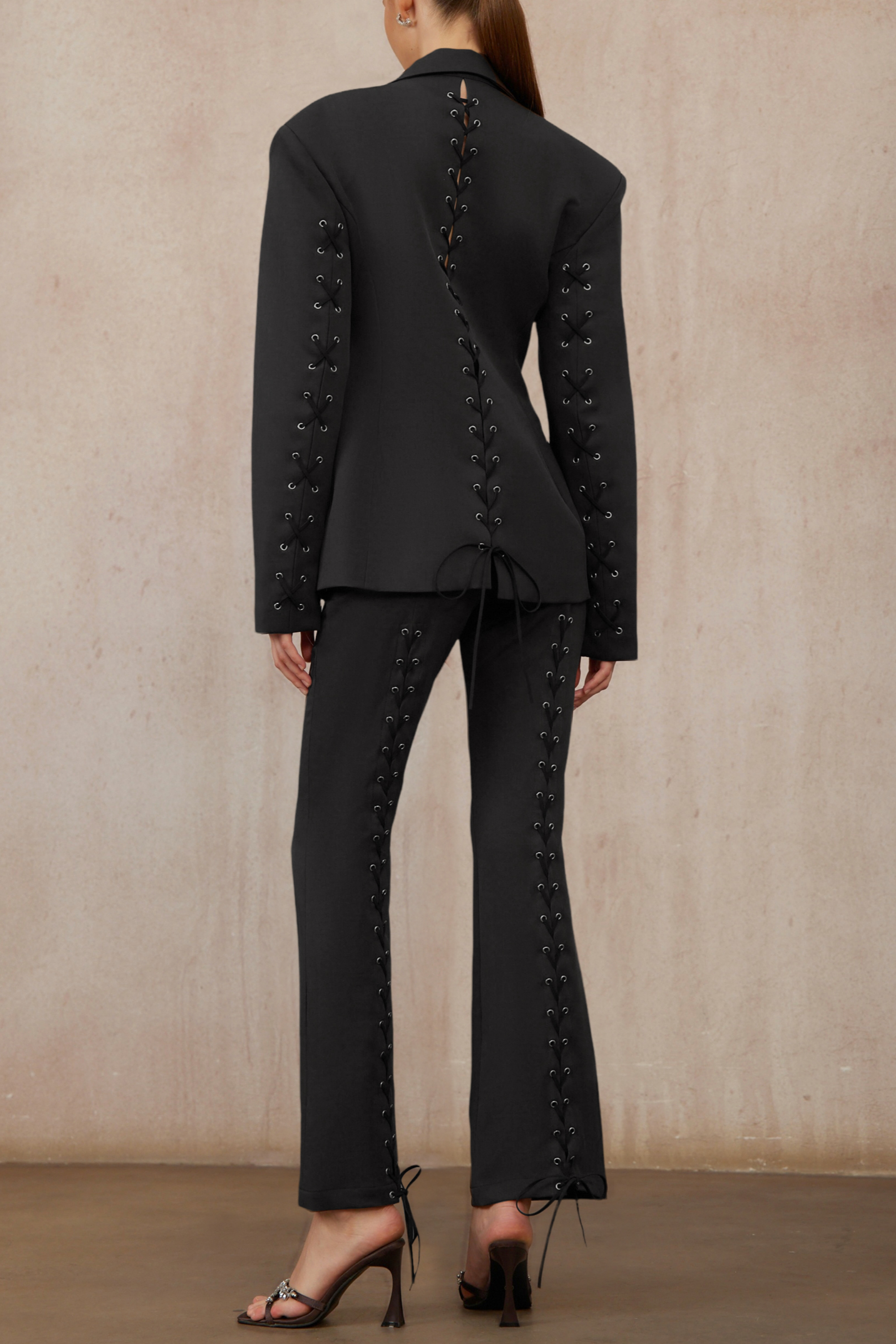 طقم بليزر وبنطال بني برباط من برونيل