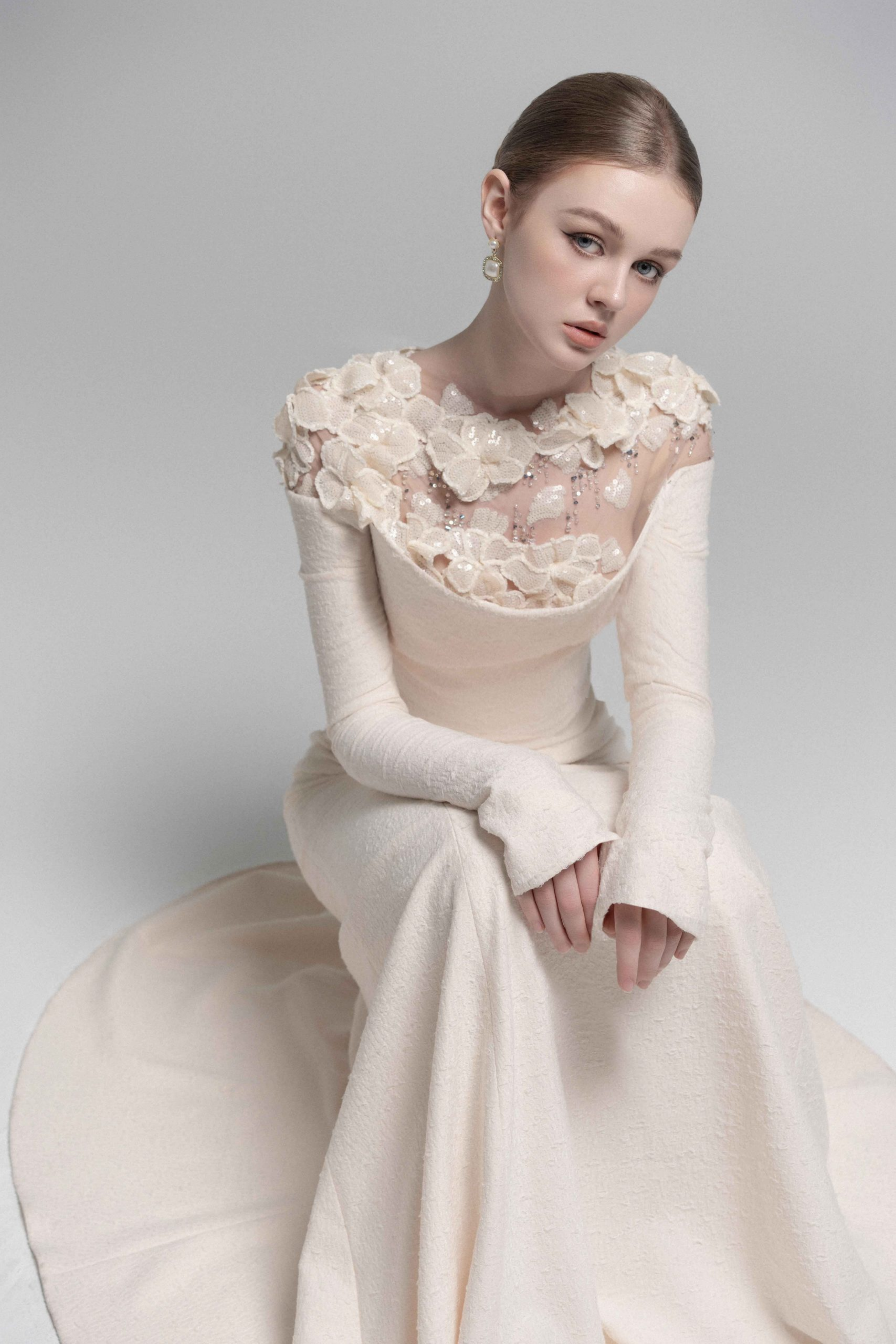 فستان سيلفيا الأبيض المزين بالزهور بدون أكتاف