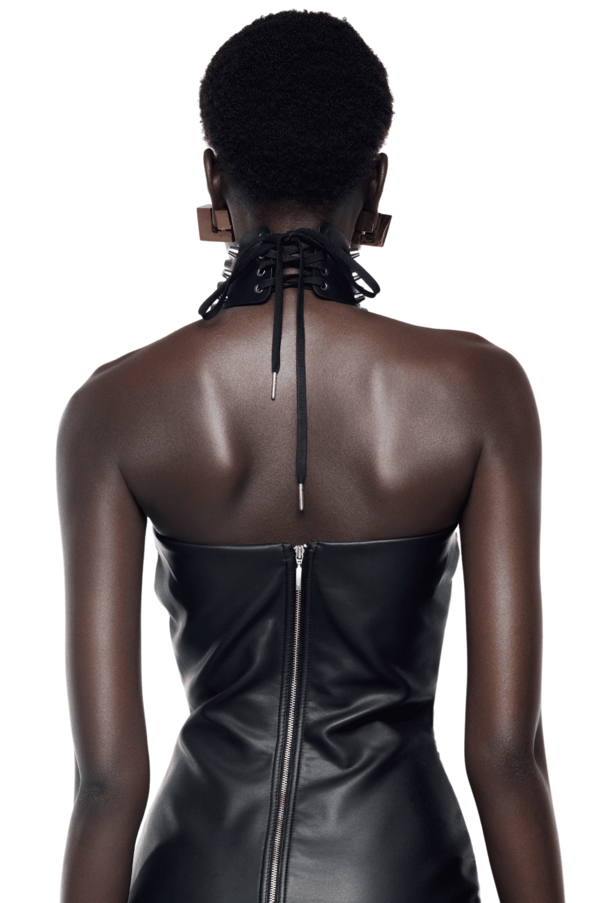 فستان قصير من جانفيير بني اللون، بدون أحزمة، مزين بألواح من الفرو.