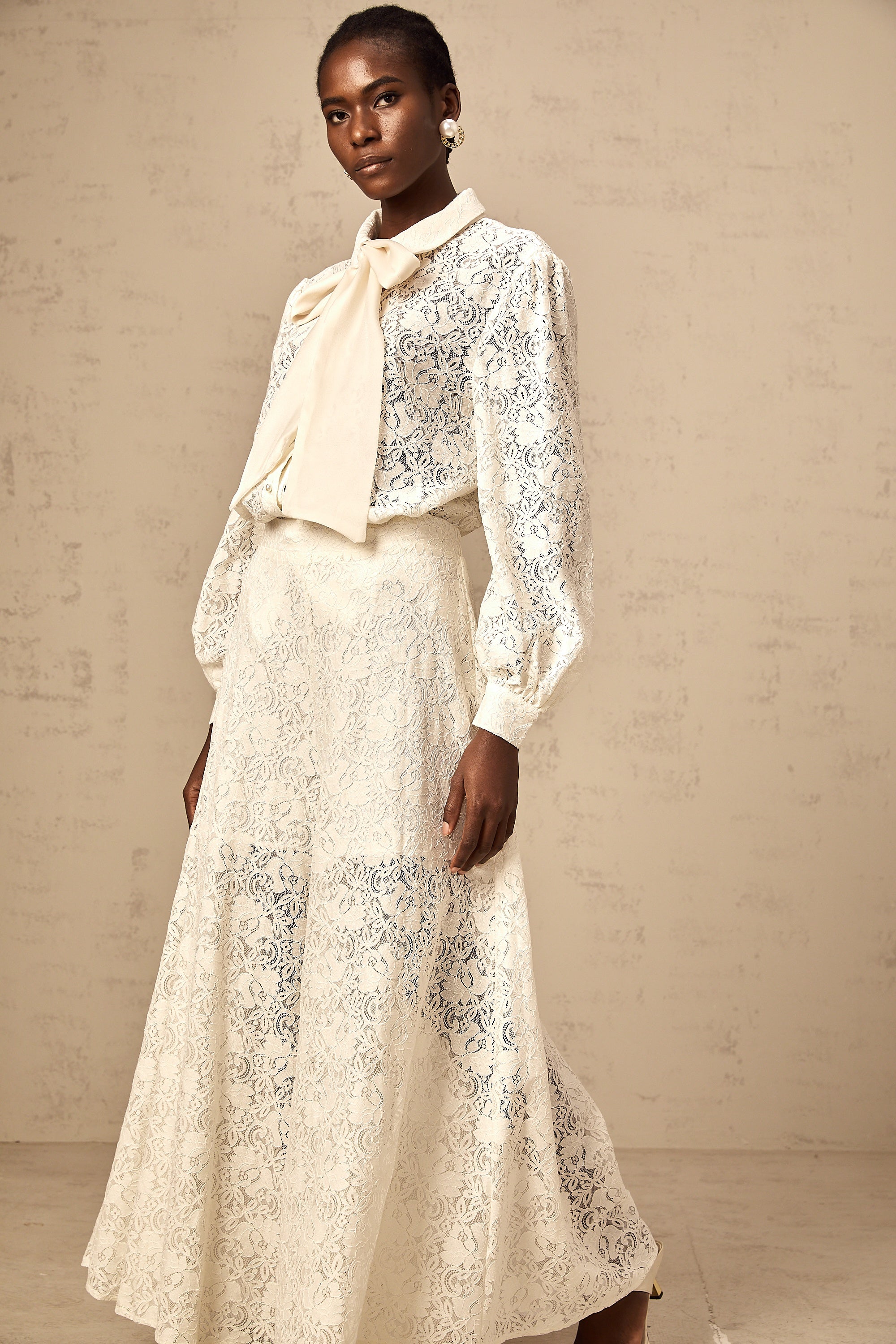 طقم فانيسا الأبيض من قميص وبنطال من الدانتيل المزخرف بالجيبور 