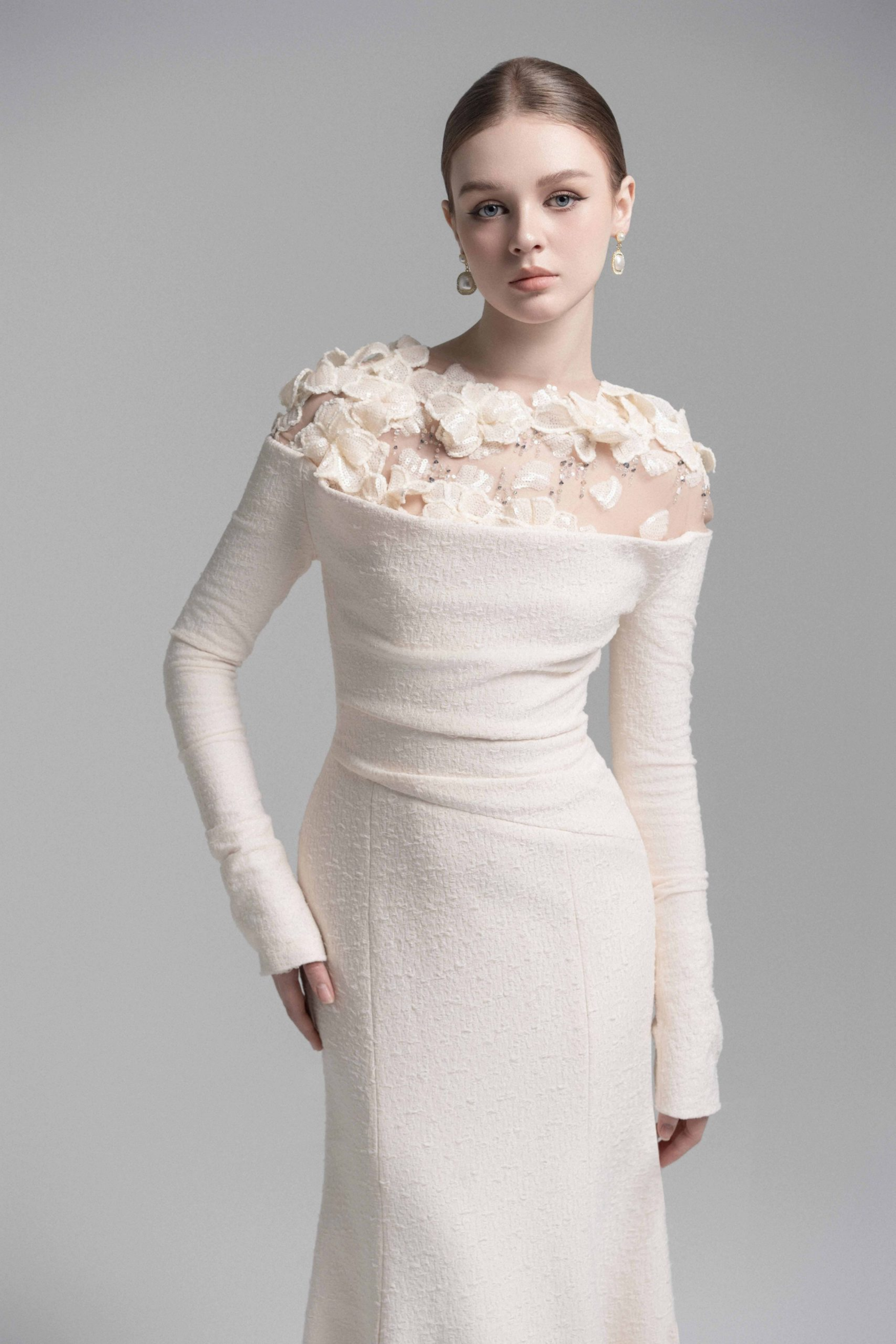 فستان سيلفيا الأبيض المزين بالزهور بدون أكتاف