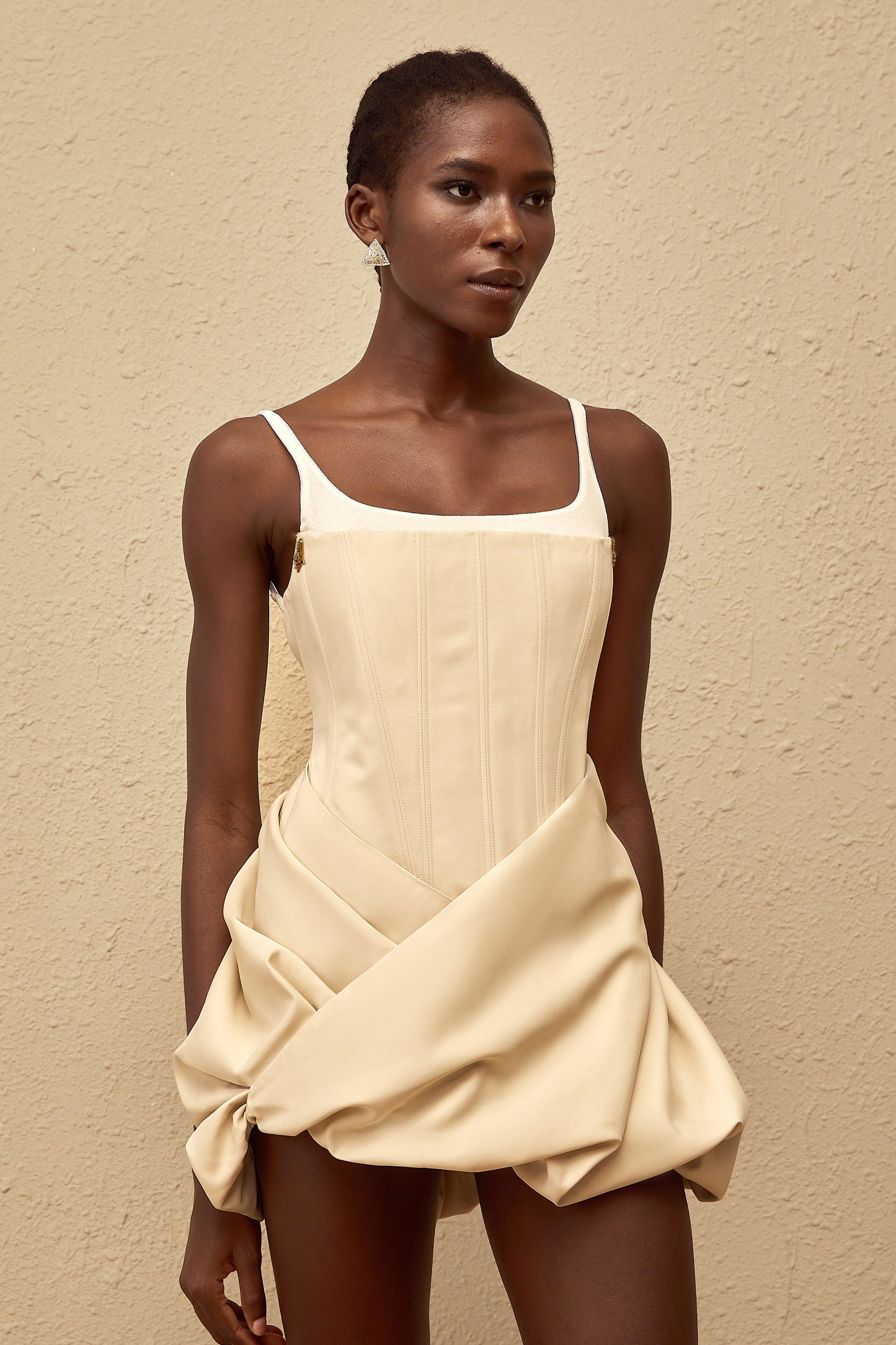 فستان إينايا كورسيه قصير بلوحة محايدة