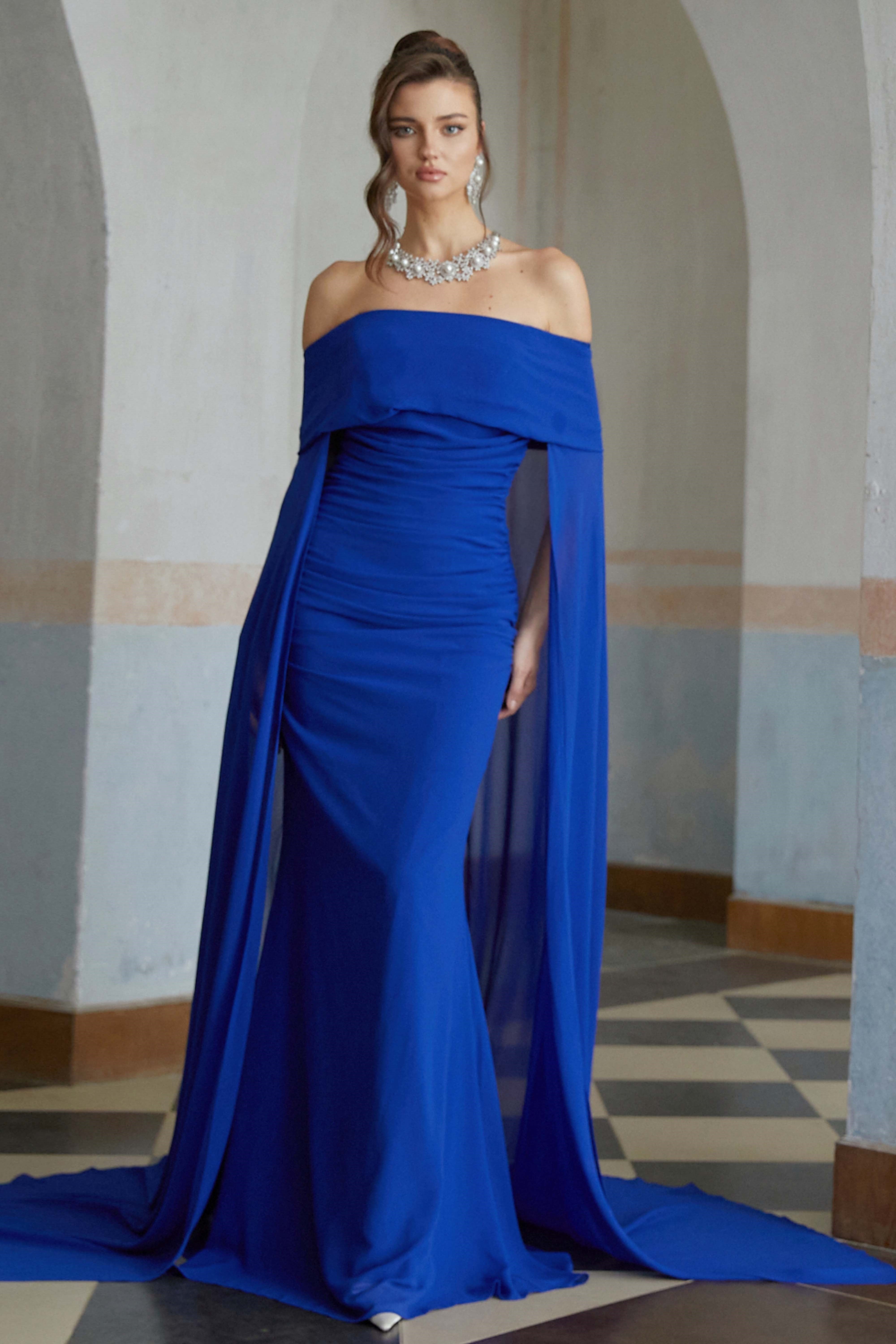 فستان ماكسي طويل بتصميم كيب من جوفي، باللون الأزرق.