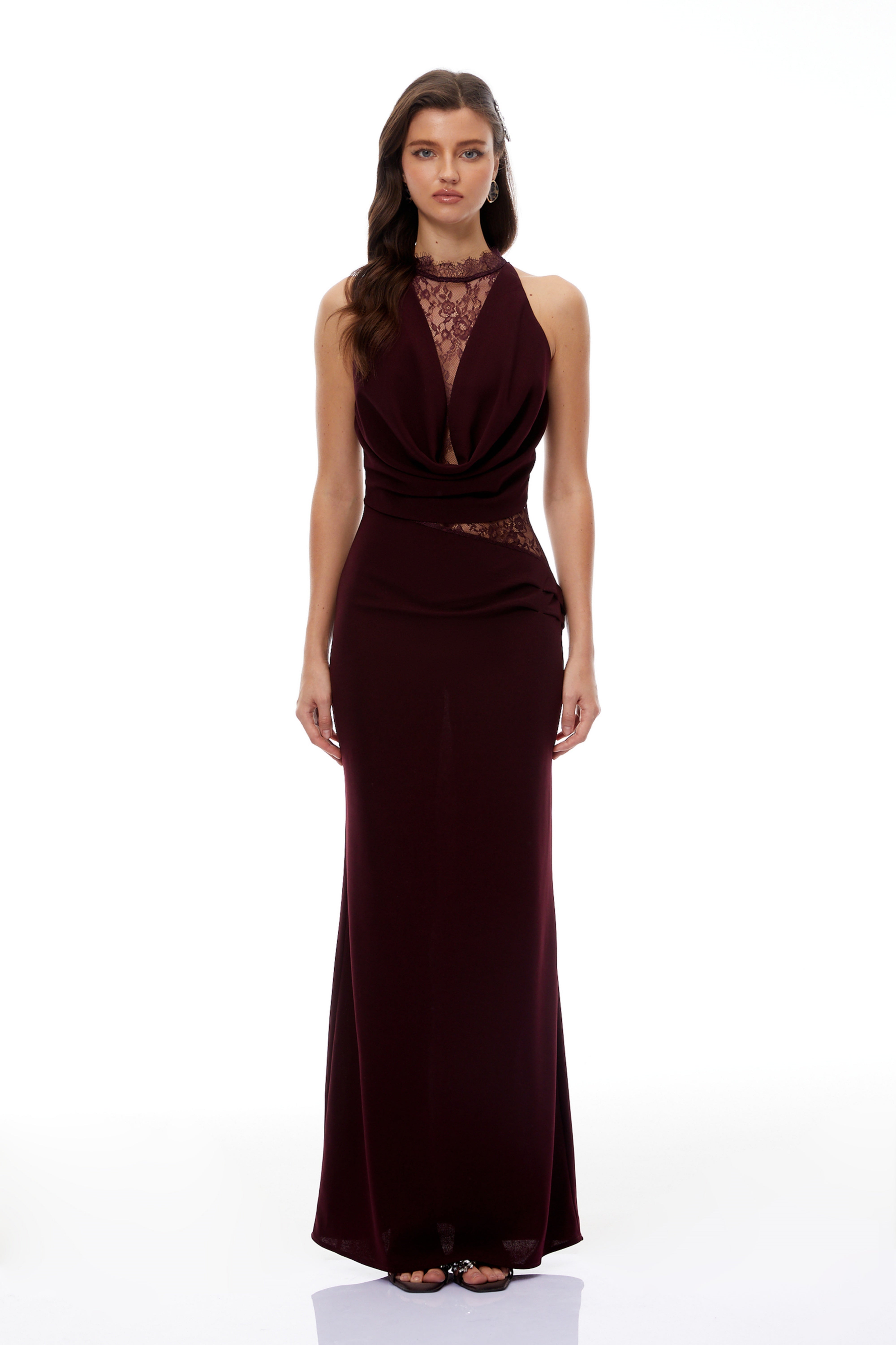 فستان جيوكوندا ماكسي بلون بورغندي بياقة هالتر مزين بالدانتيل