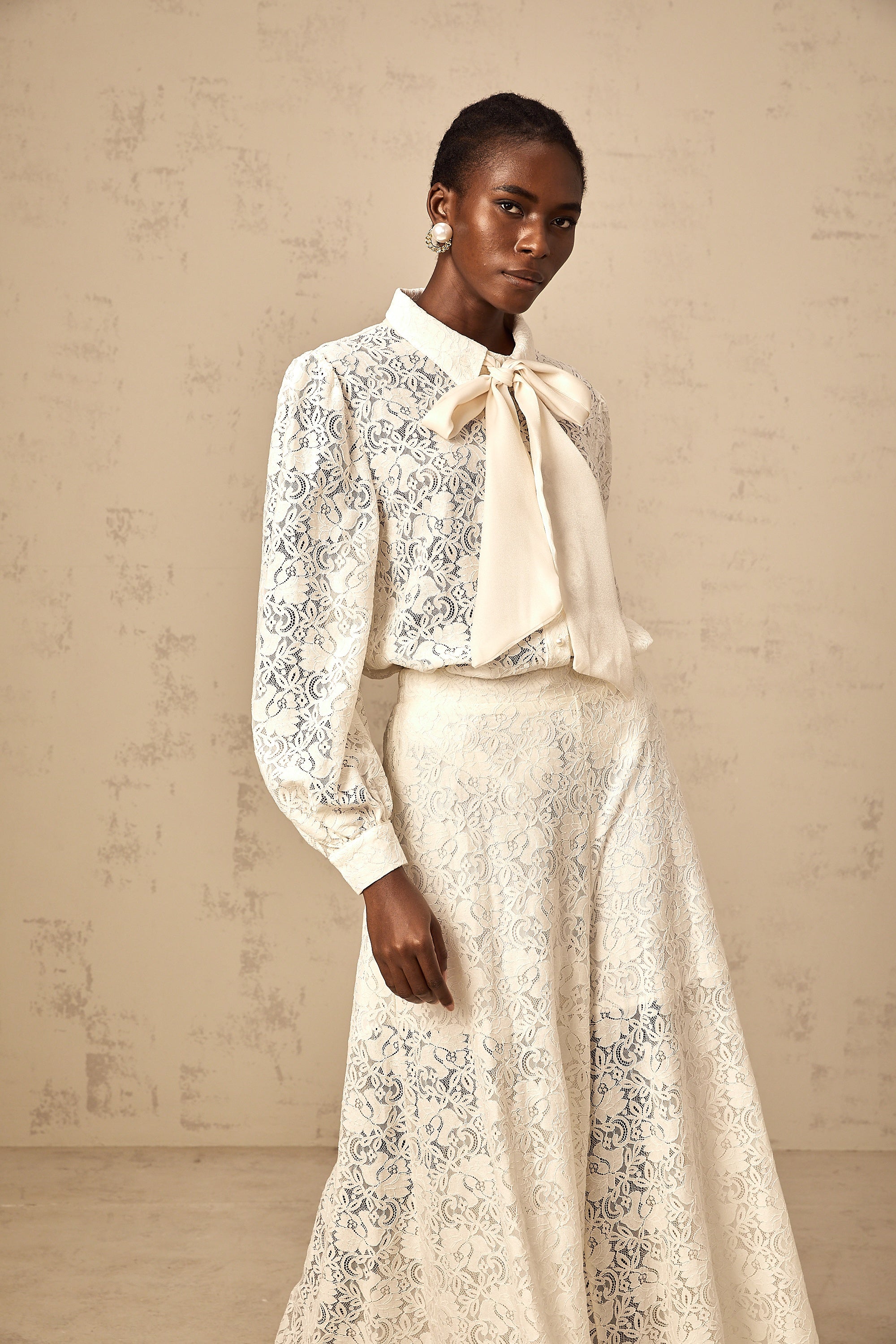 طقم فانيسا الأبيض من قميص وبنطال من الدانتيل المزخرف بالجيبور 