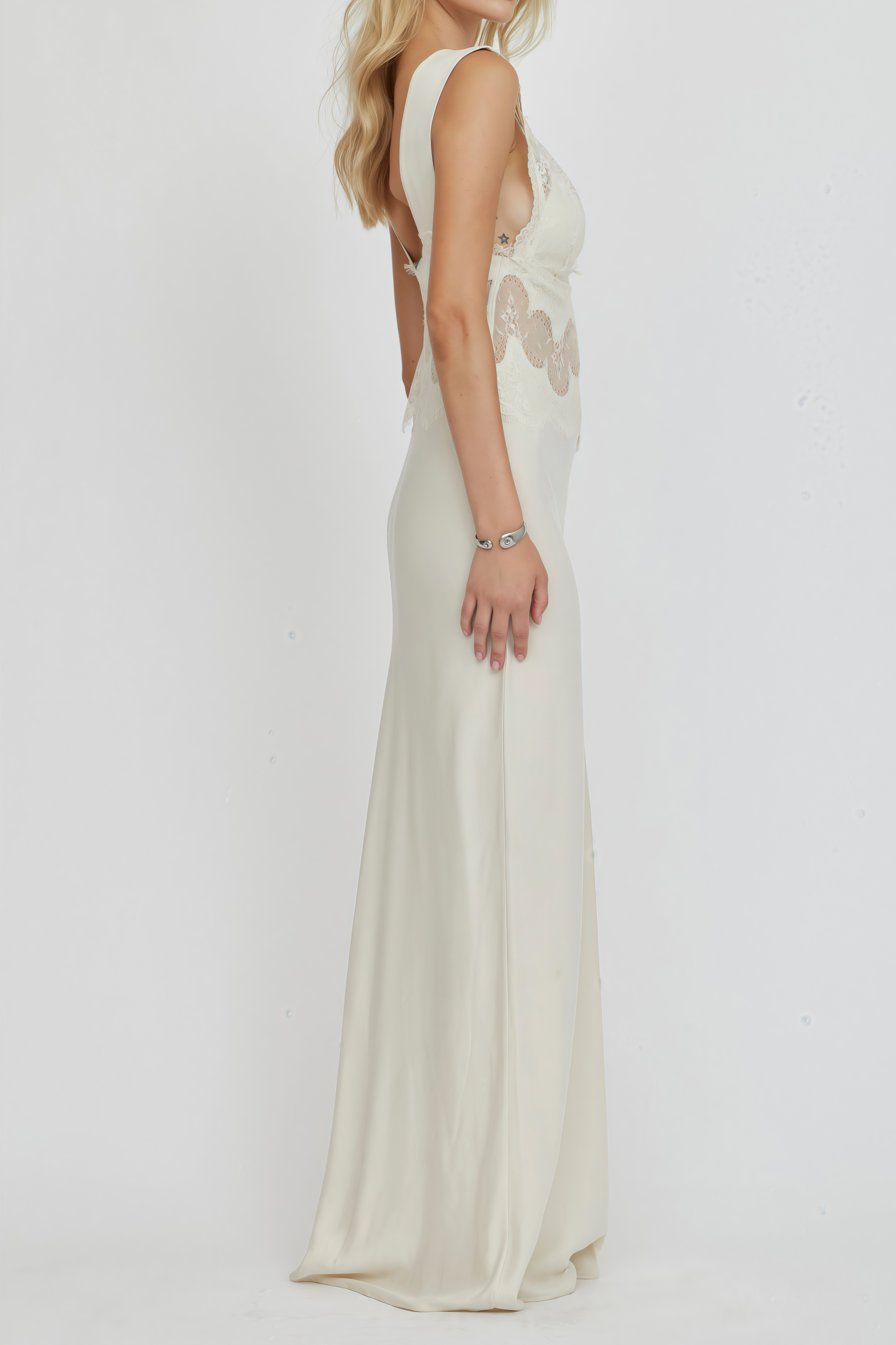 Aitana Neutrals Satin-Maxikleid mit Spitzenbesatz