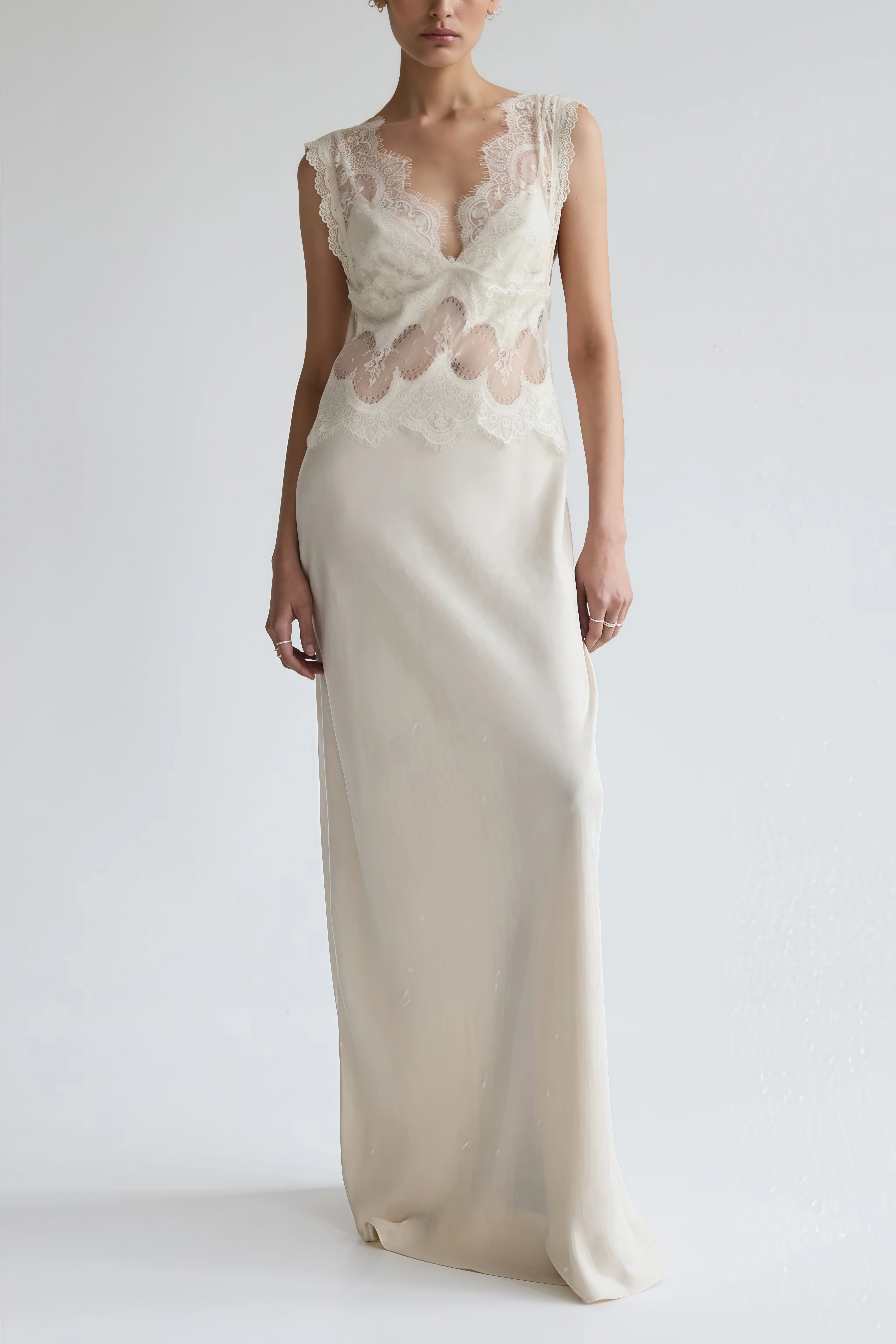 Aitana Neutrals Satin-Maxikleid mit Spitzenbesatz