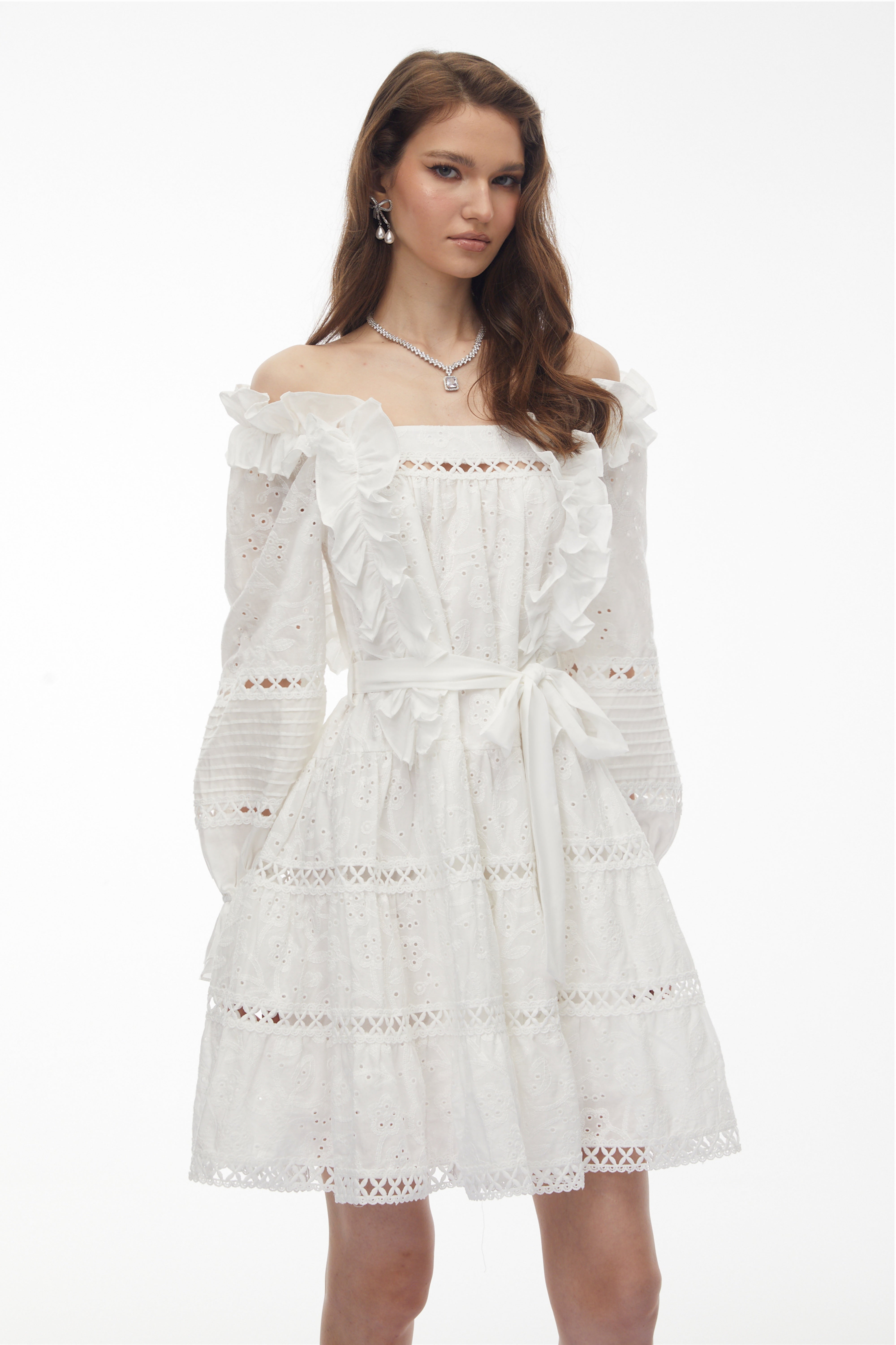 Weißes Minikleid „Alcestis“ mit Rüschen und Bindeband