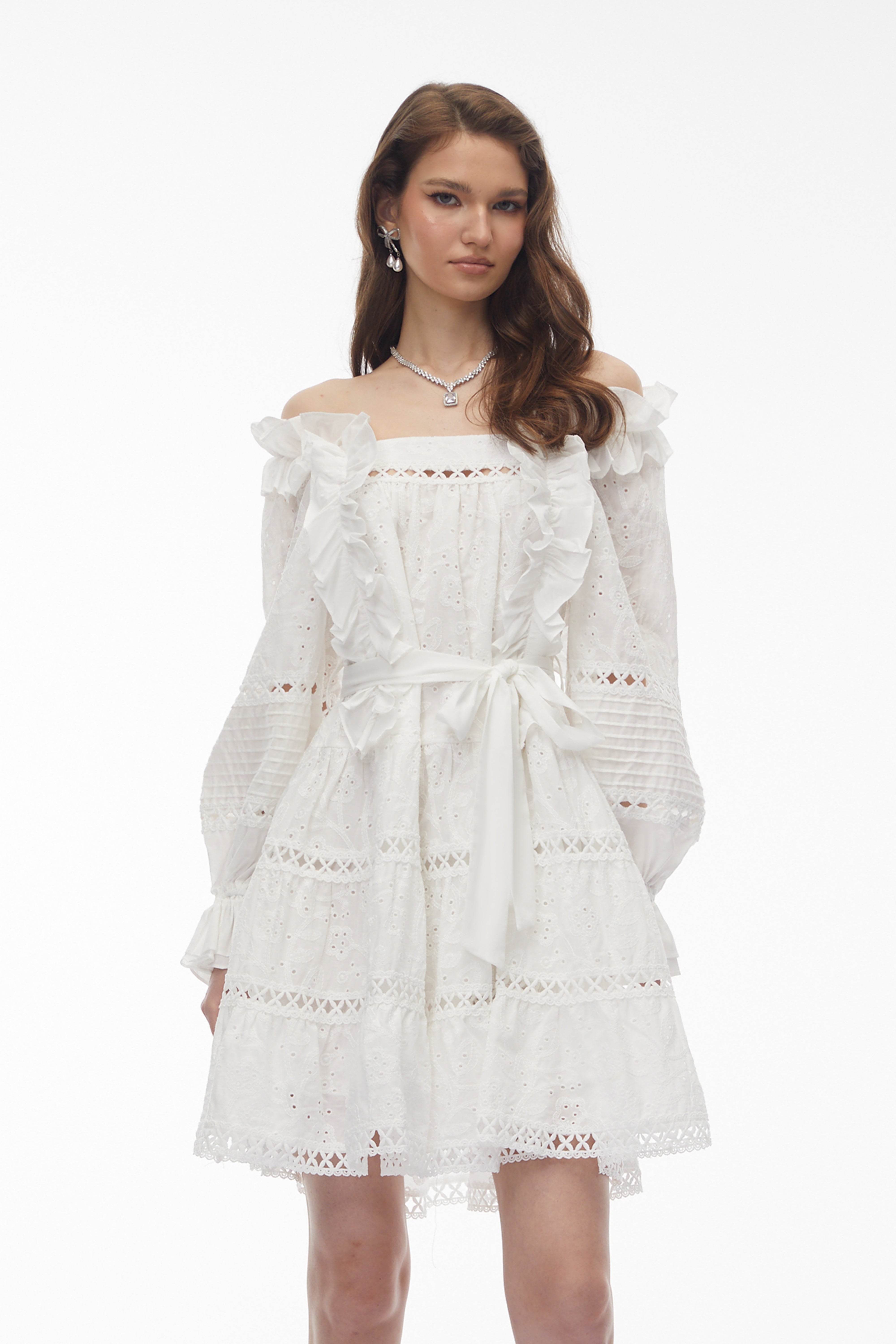 Weißes Minikleid „Alcestis“ mit Rüschen und Bindeband