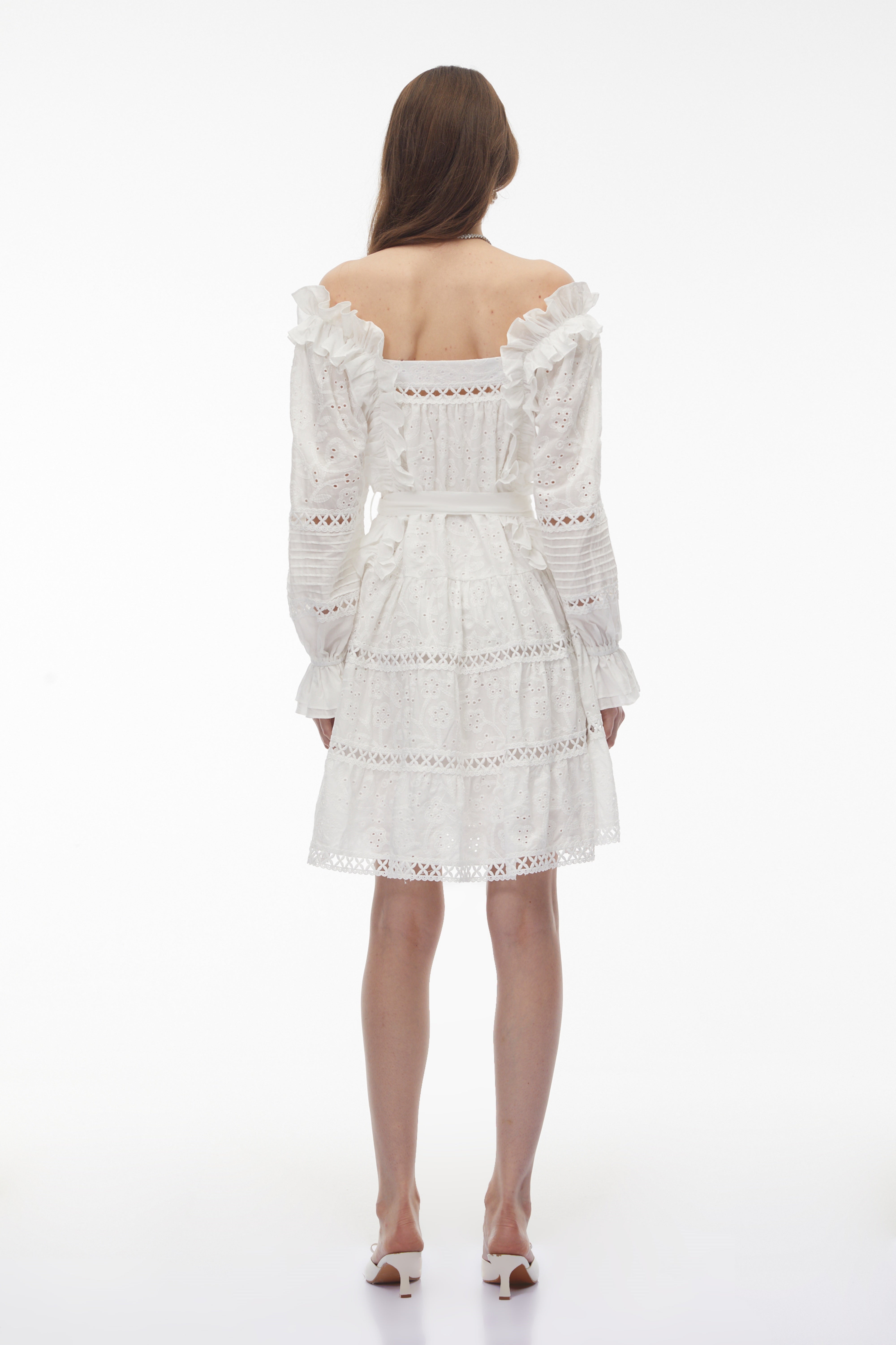 Weißes Minikleid „Alcestis“ mit Rüschen und Bindeband