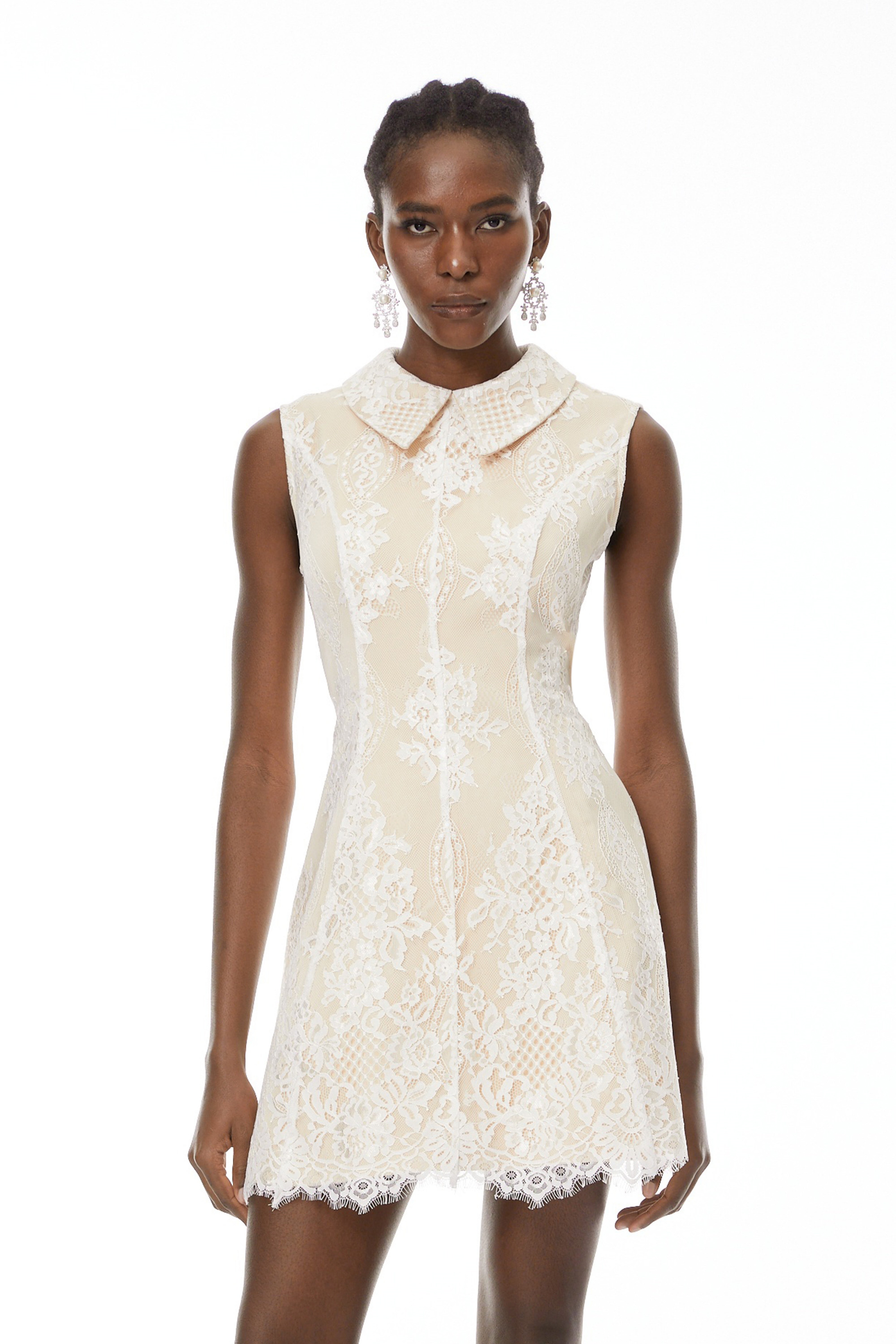 Aleksandra Weißes, ärmelloses Minikleid aus floraler Spitze