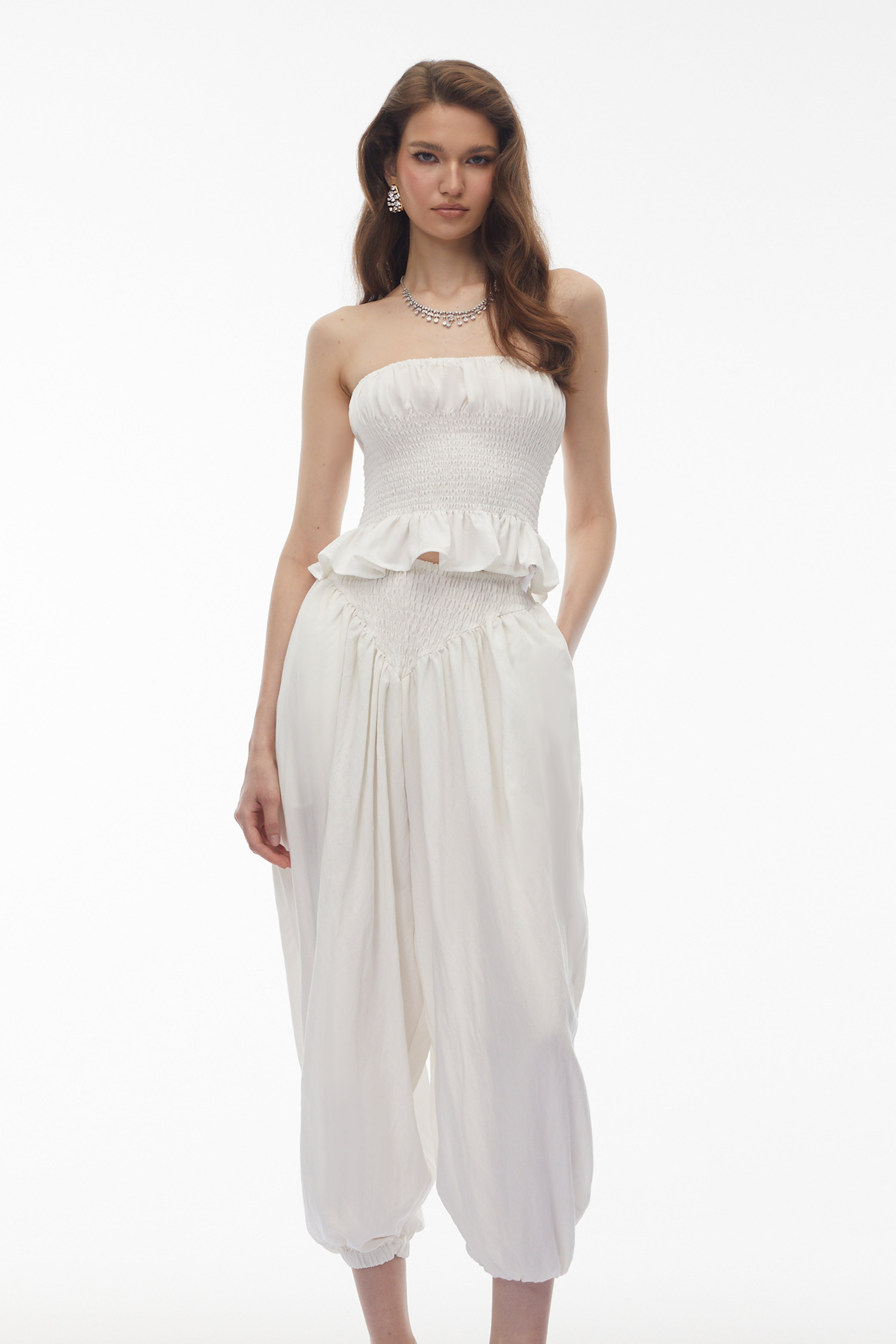 Amelia White – Set aus schulterfreier Bluse und Hose