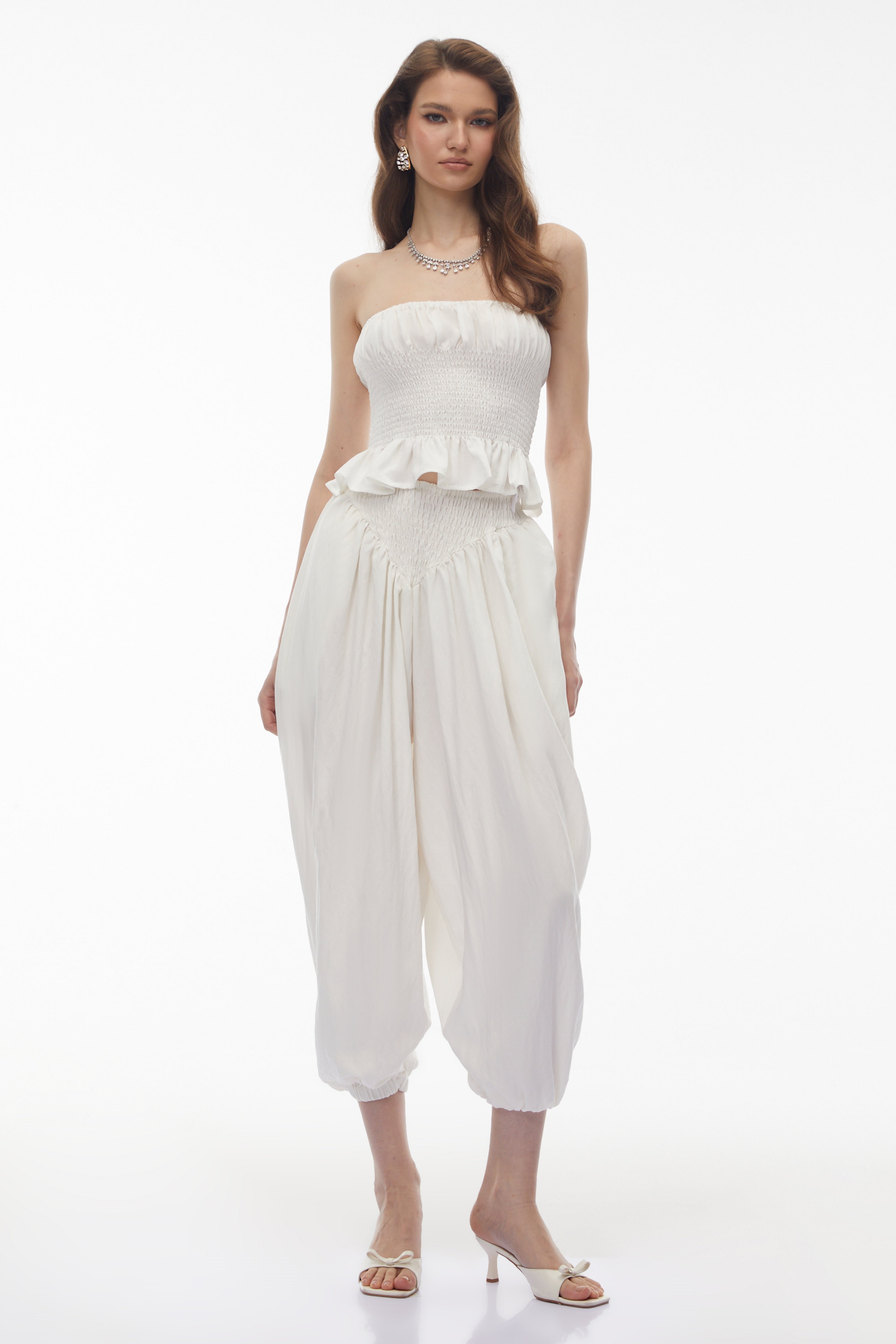 Amelia White – Set aus schulterfreier Bluse und Hose