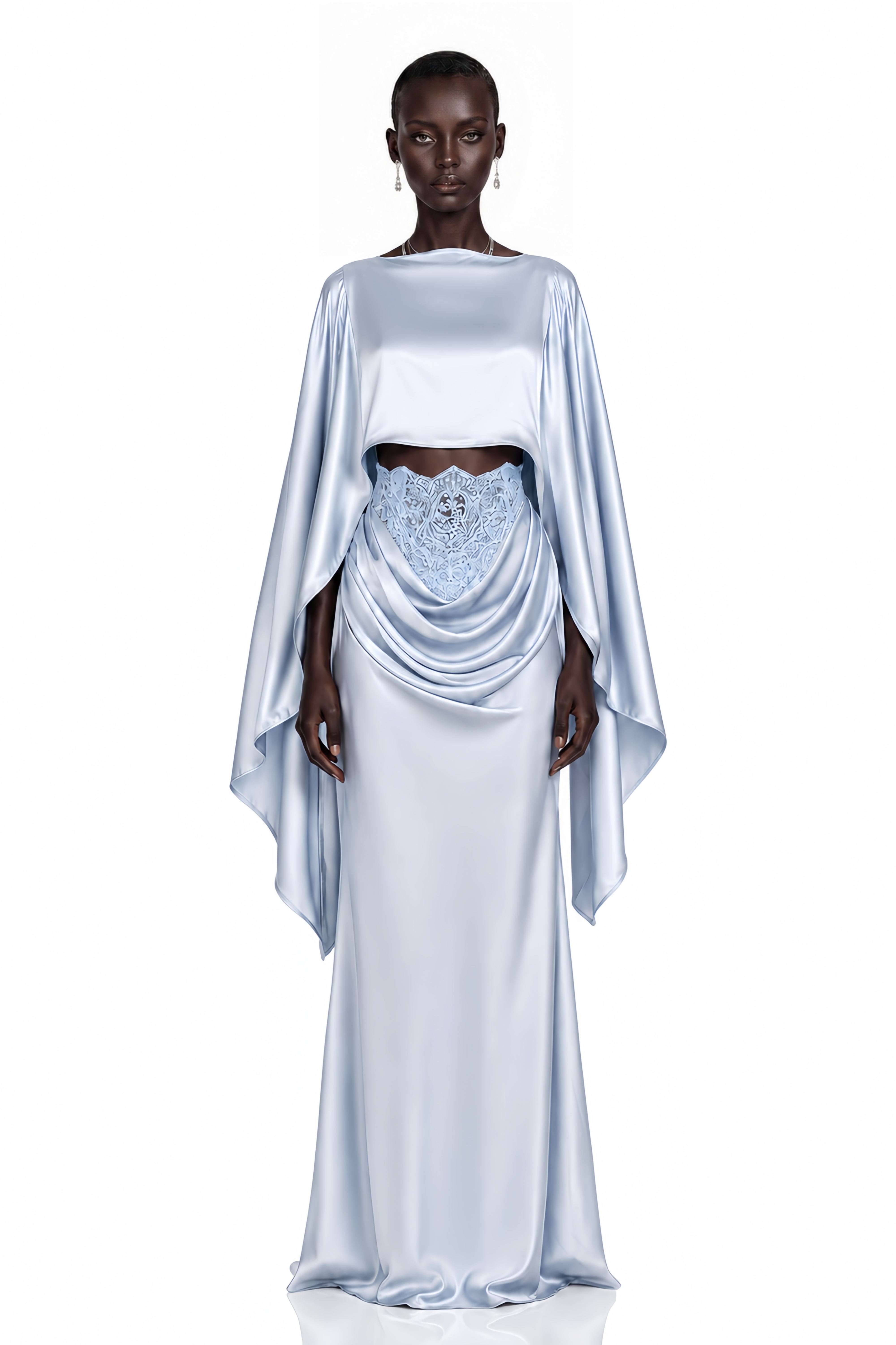 Robe longue en satin bleu clair, agrémentée d'une cape drapée superposée et d'une ceinture corset en dentelle