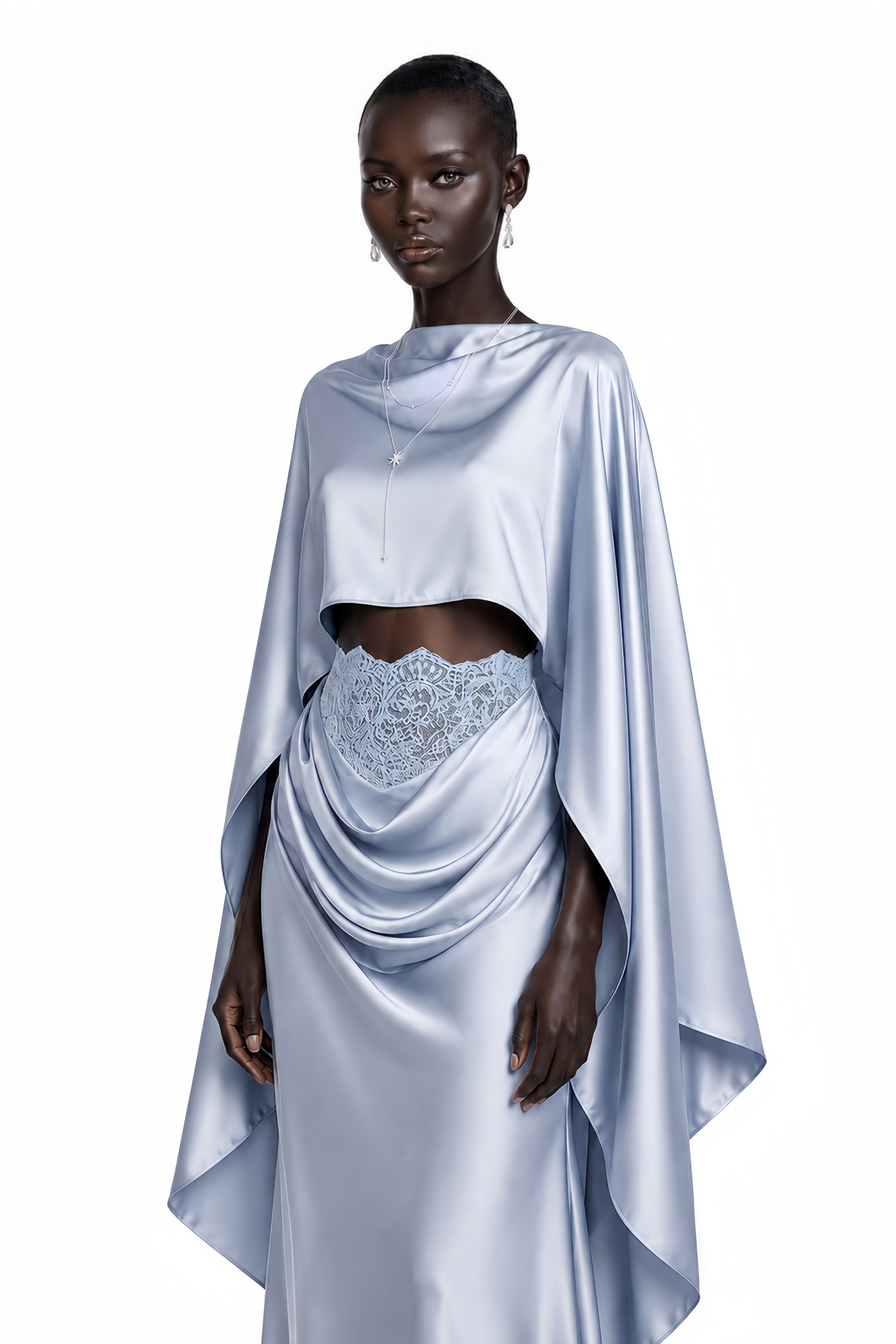 Robe longue en satin bleu clair, agrémentée d'une cape drapée superposée et d'une ceinture corset en dentelle