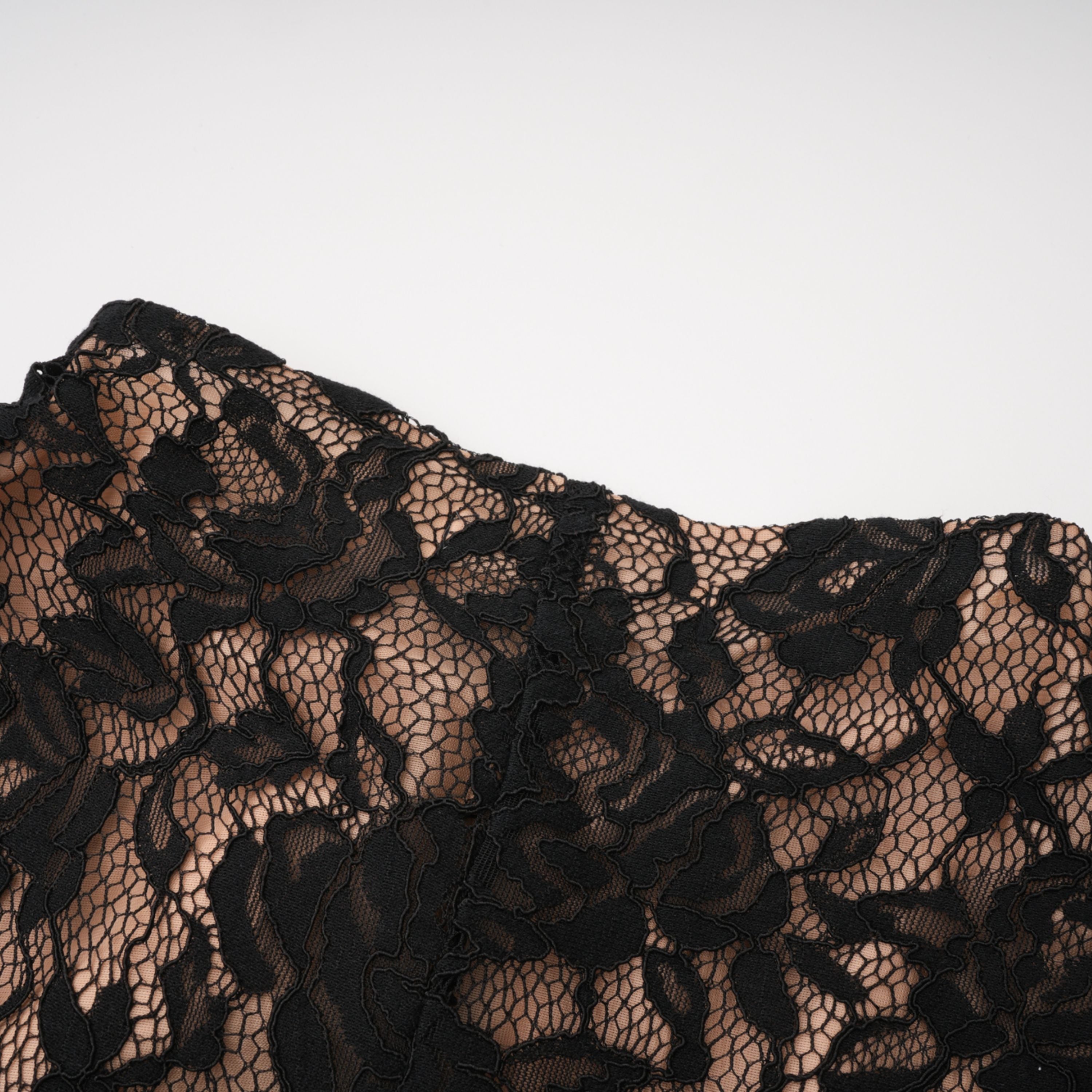 Robe longue en dentelle Andrea Black avec découpe en forme de trou de serrure et fente haute sur la cuisse