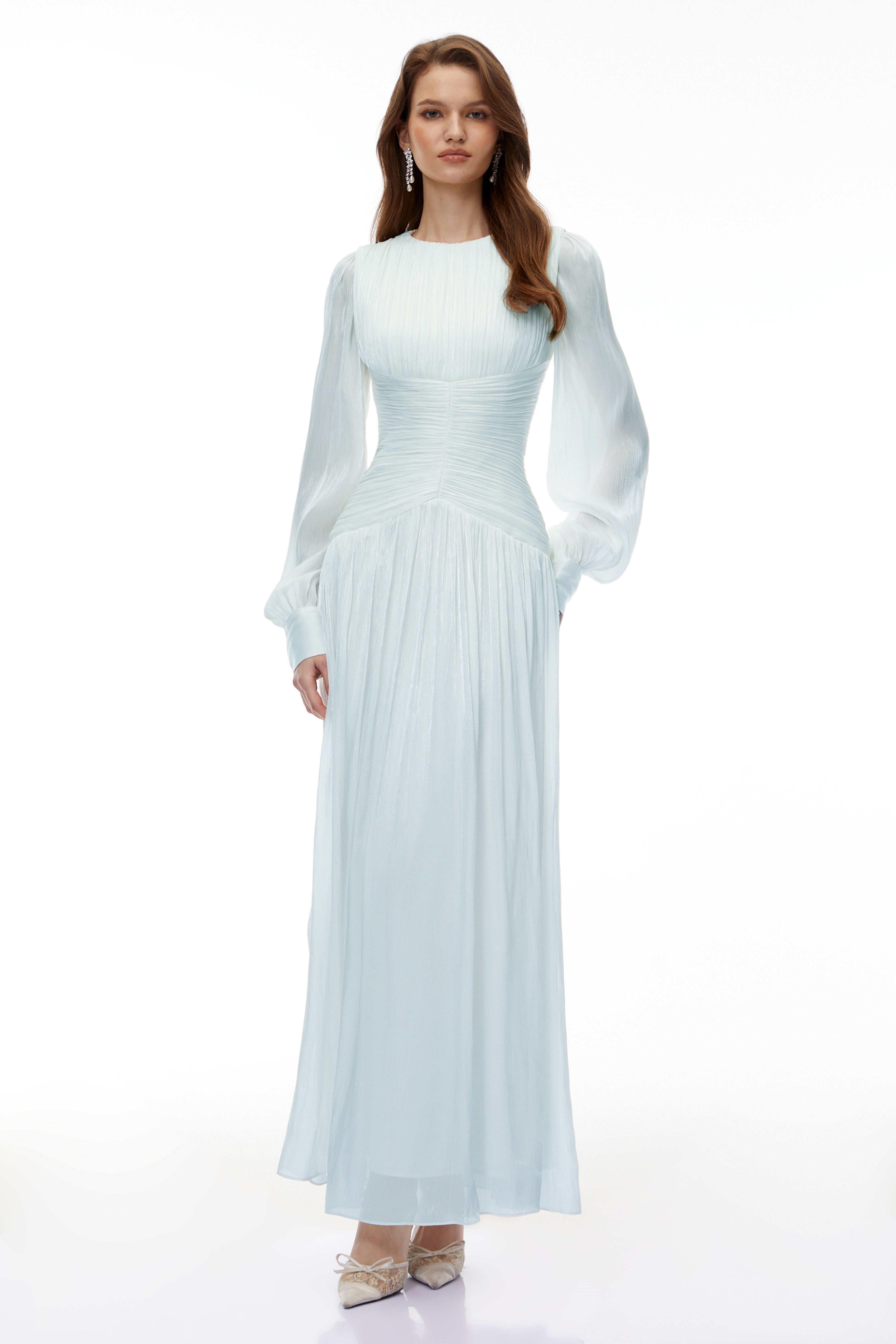 Aneka Green – Hochgeschlossenes, glänzendes Maxikleid mit Rüschen