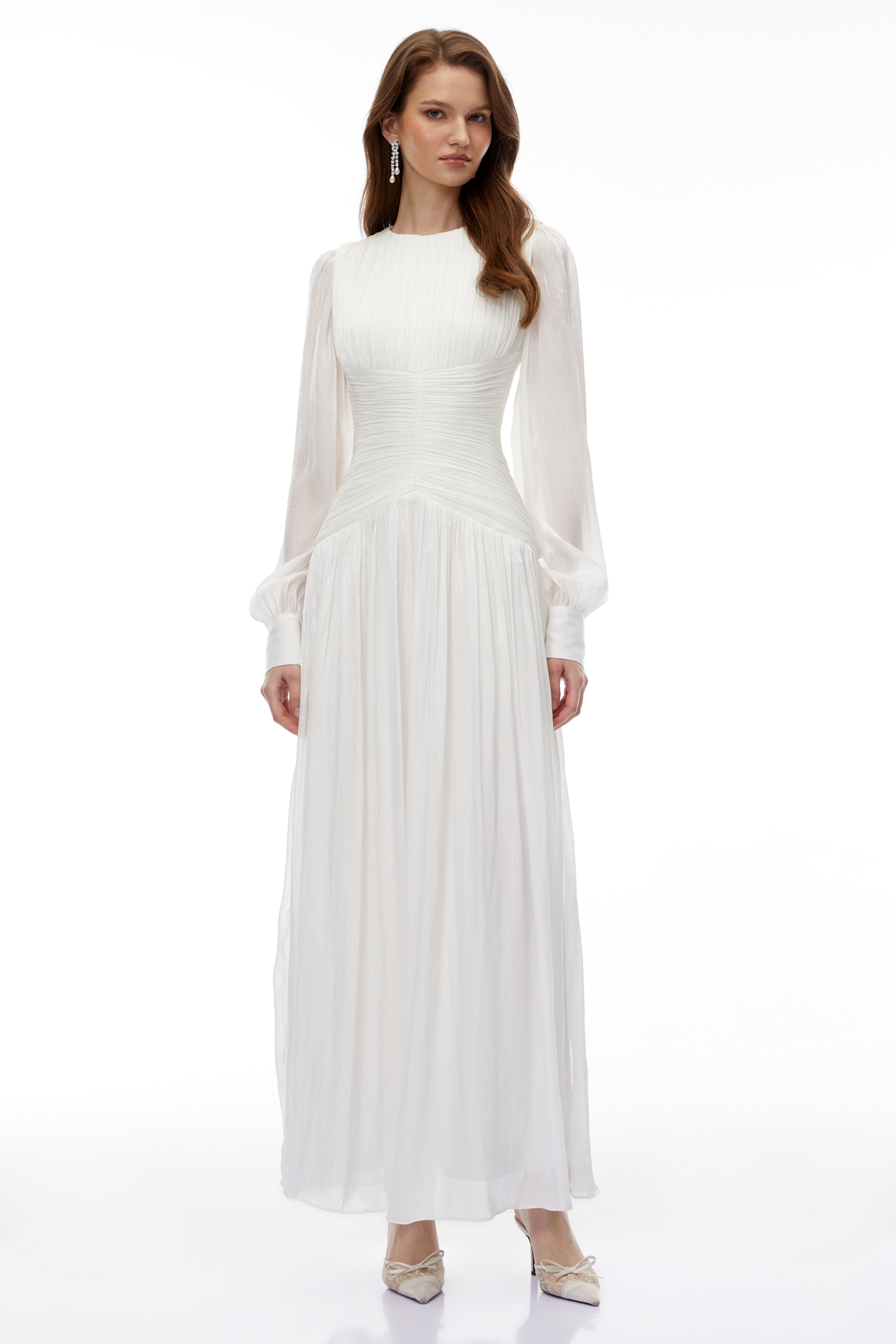 Aneka – Weißes, hochgeschlossenes, glänzendes Maxikleid mit Rüschen