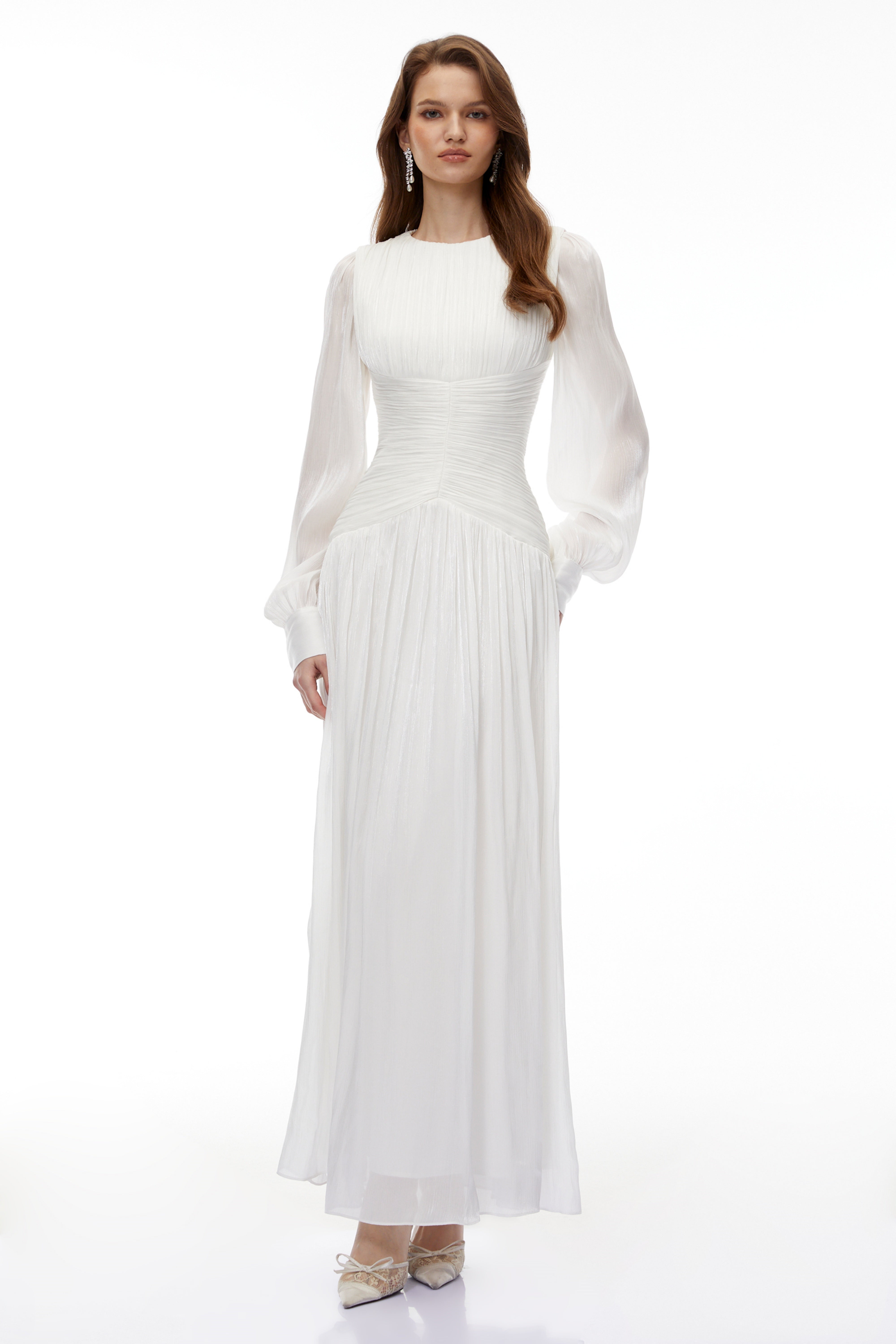 Aneka – Weißes, hochgeschlossenes, glänzendes Maxikleid mit Rüschen