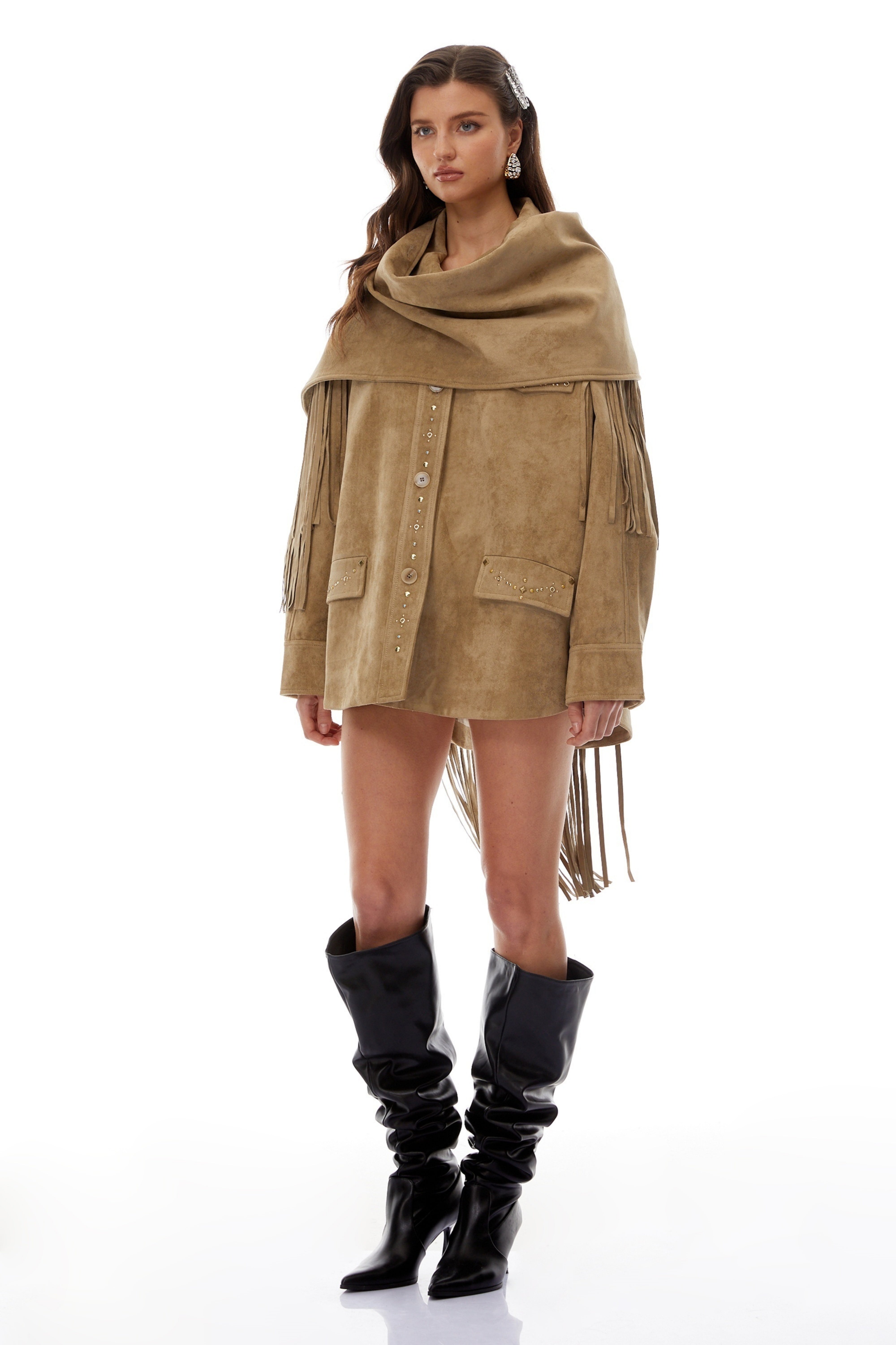 طقم أوندِس من شال فرو أبيض وسترة صوفية وشورت