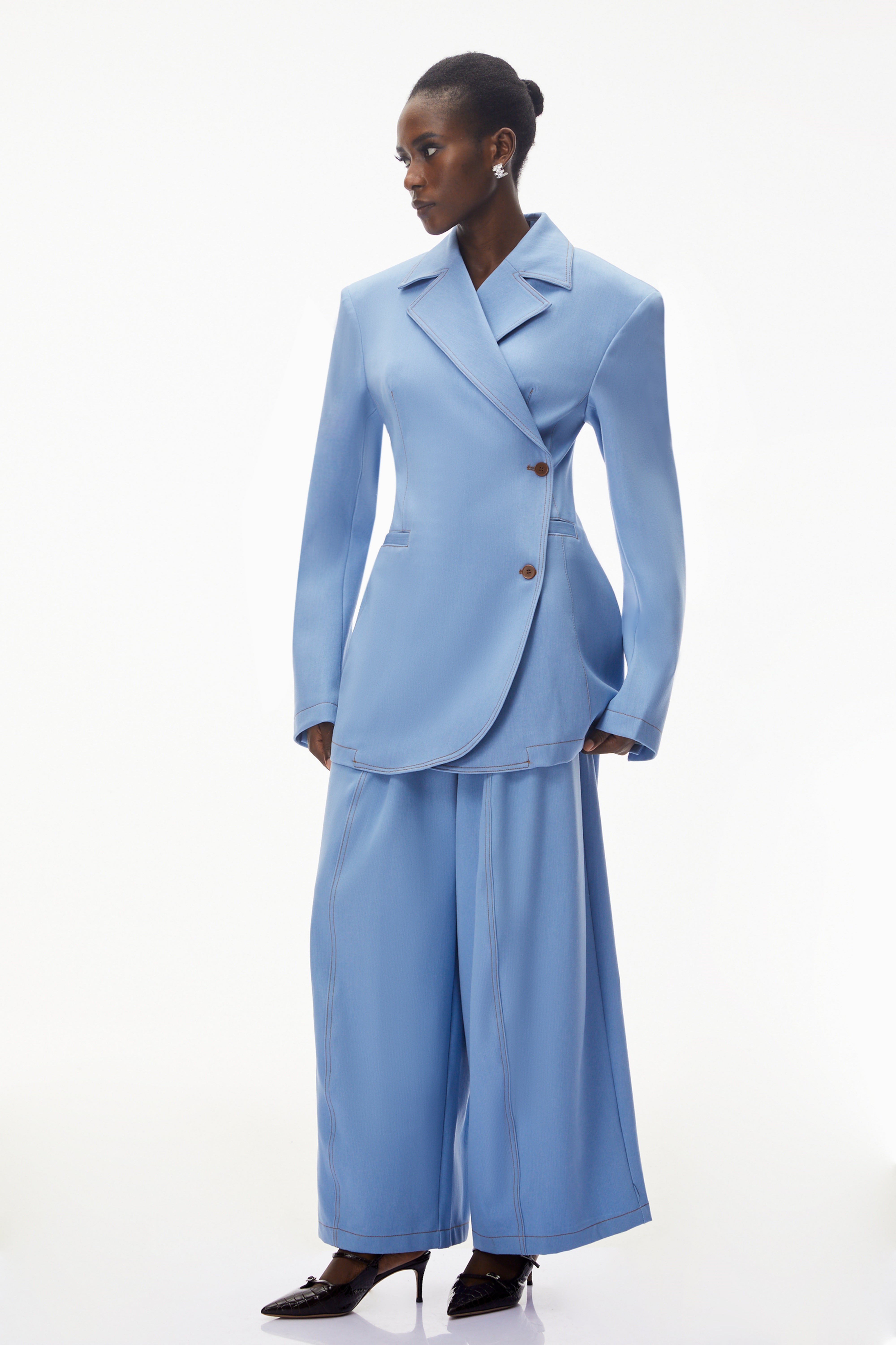 Annabelle Blue – Set aus asymmetrischem Blazer und Hose