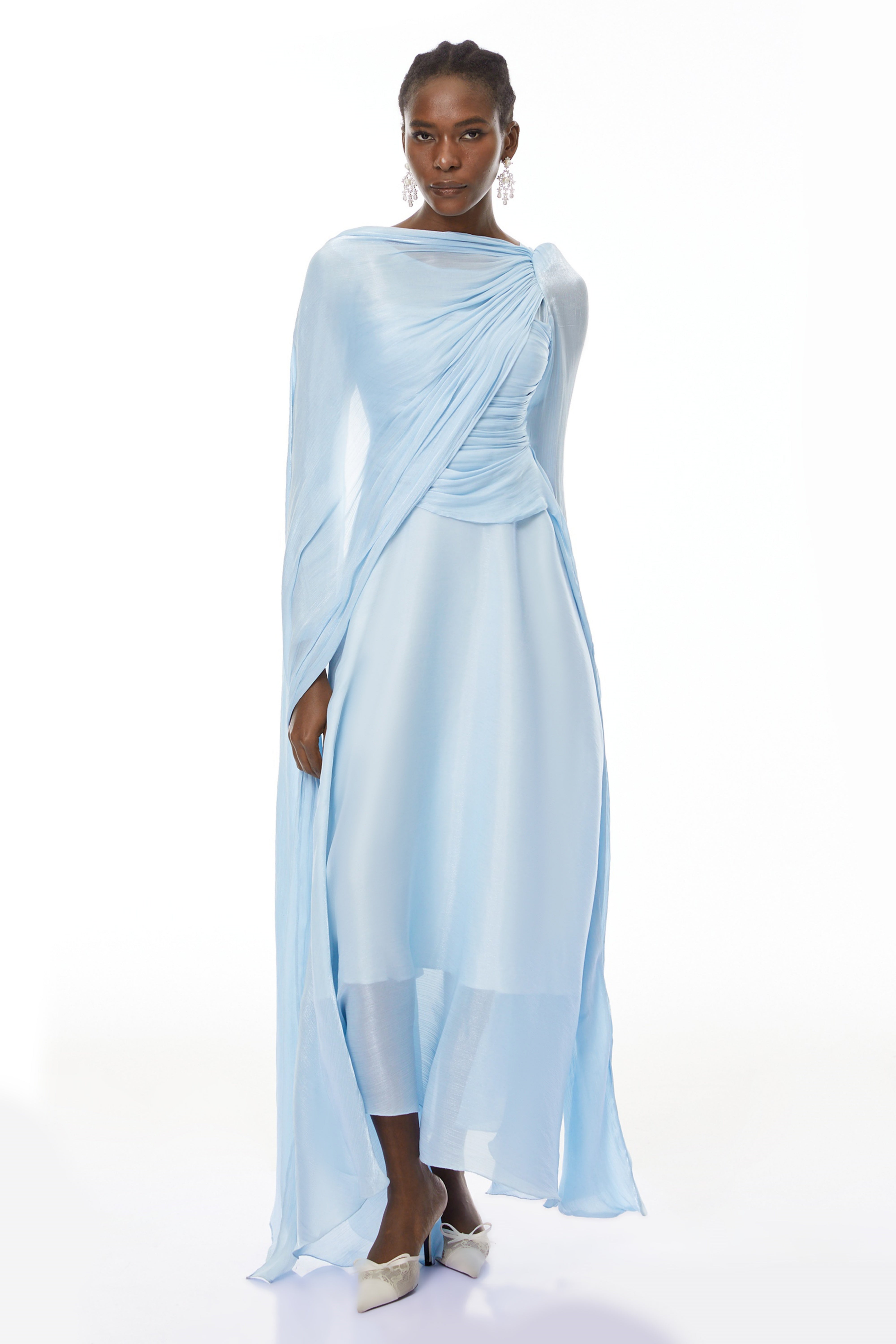 فستان طويل بكتفين مكشوفين وتصميم كاب أنيليز بلو