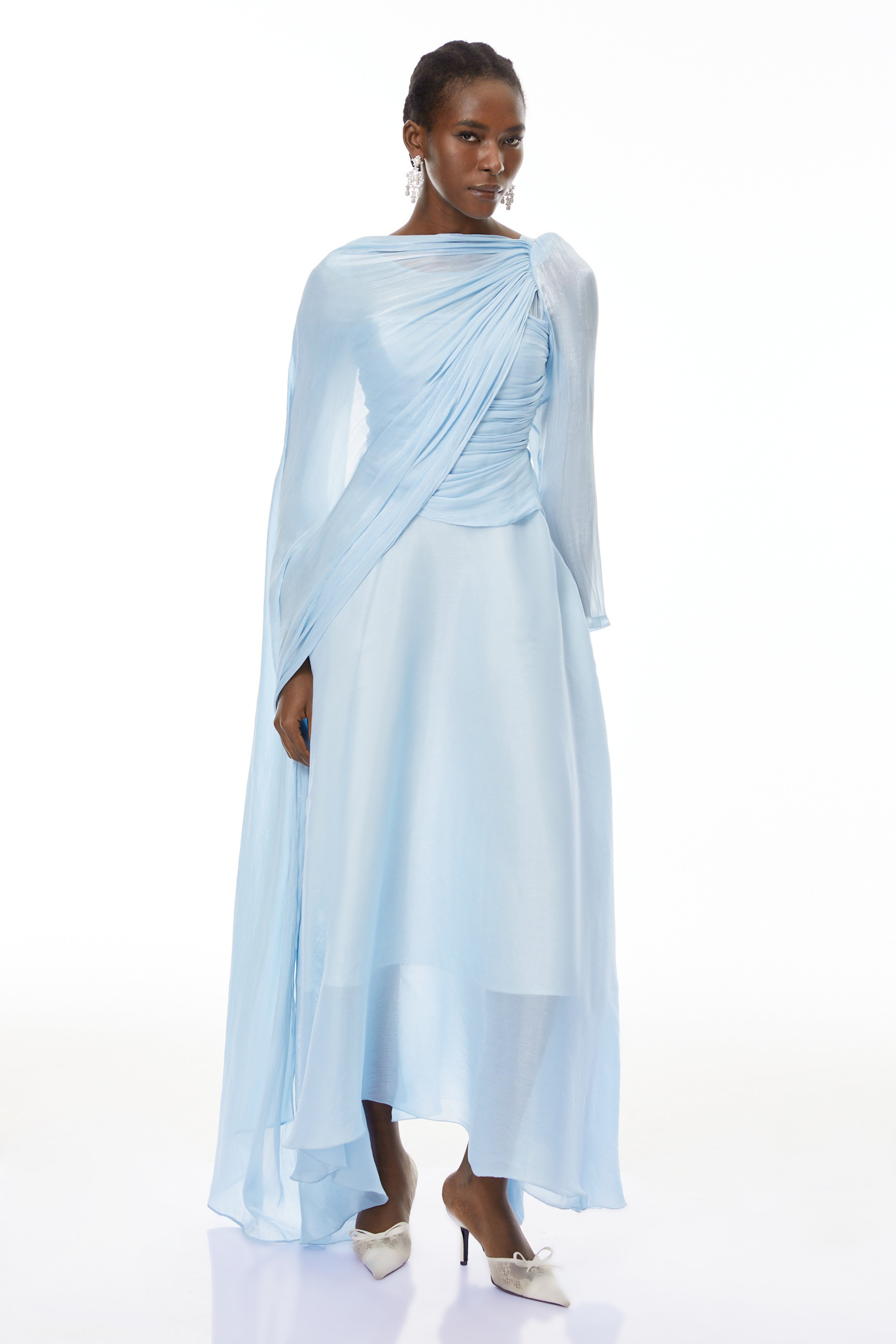 فستان طويل بكتفين مكشوفين وتصميم كاب أنيليز بلو