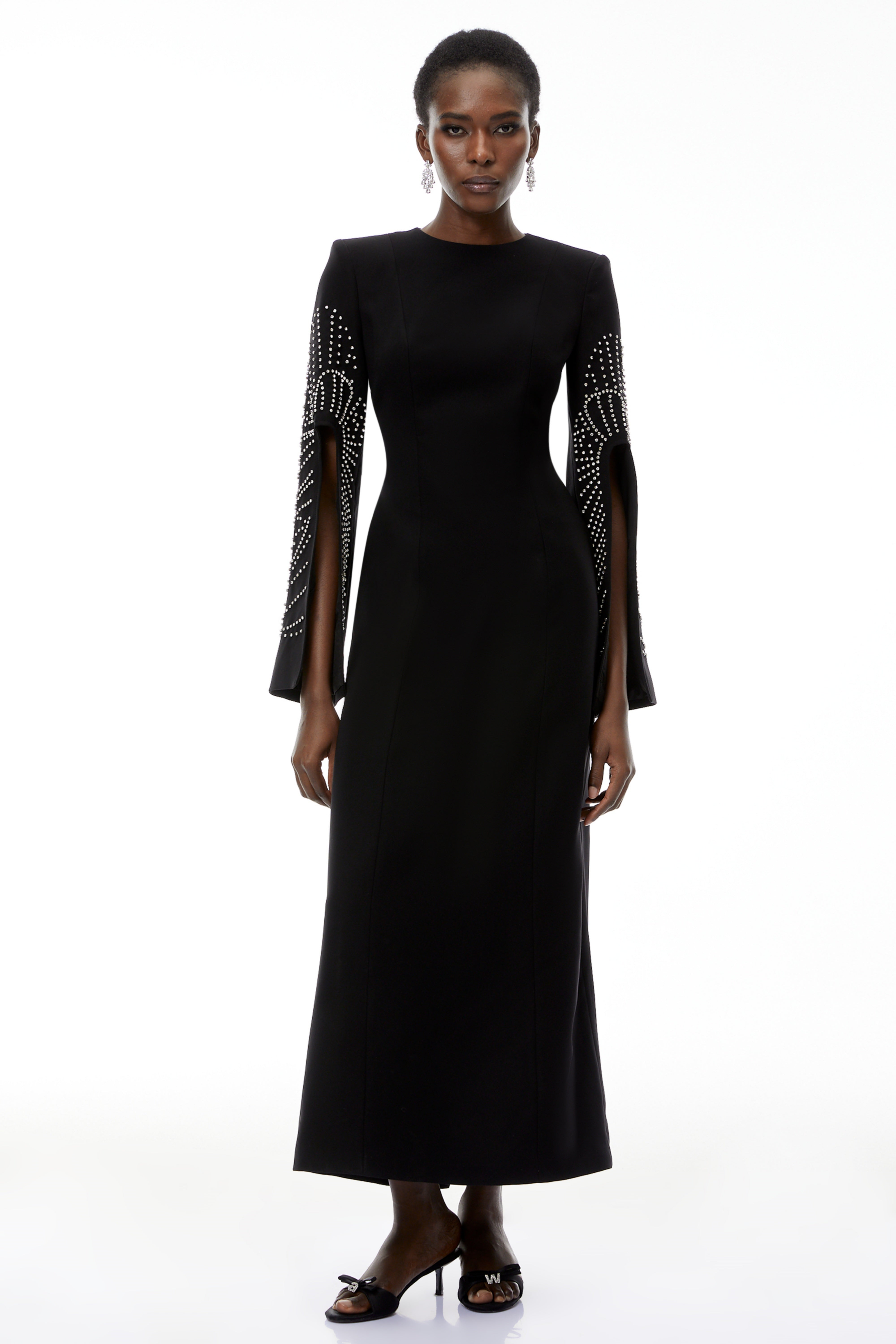 فستان طويل من أرابيلا بلاك بأكمام مشقوقة وزخارف