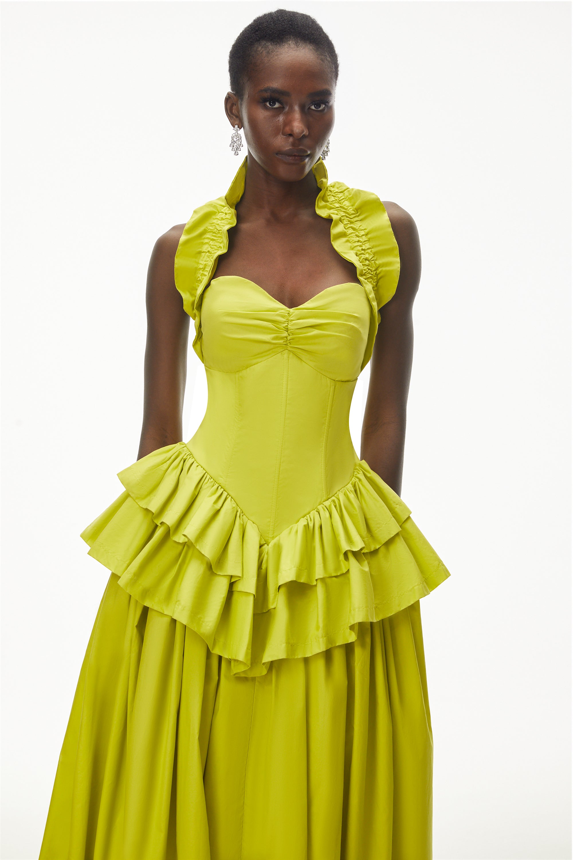 Arezoo – Grünes Midi-Kleid mit Stehkragen und Rüschen