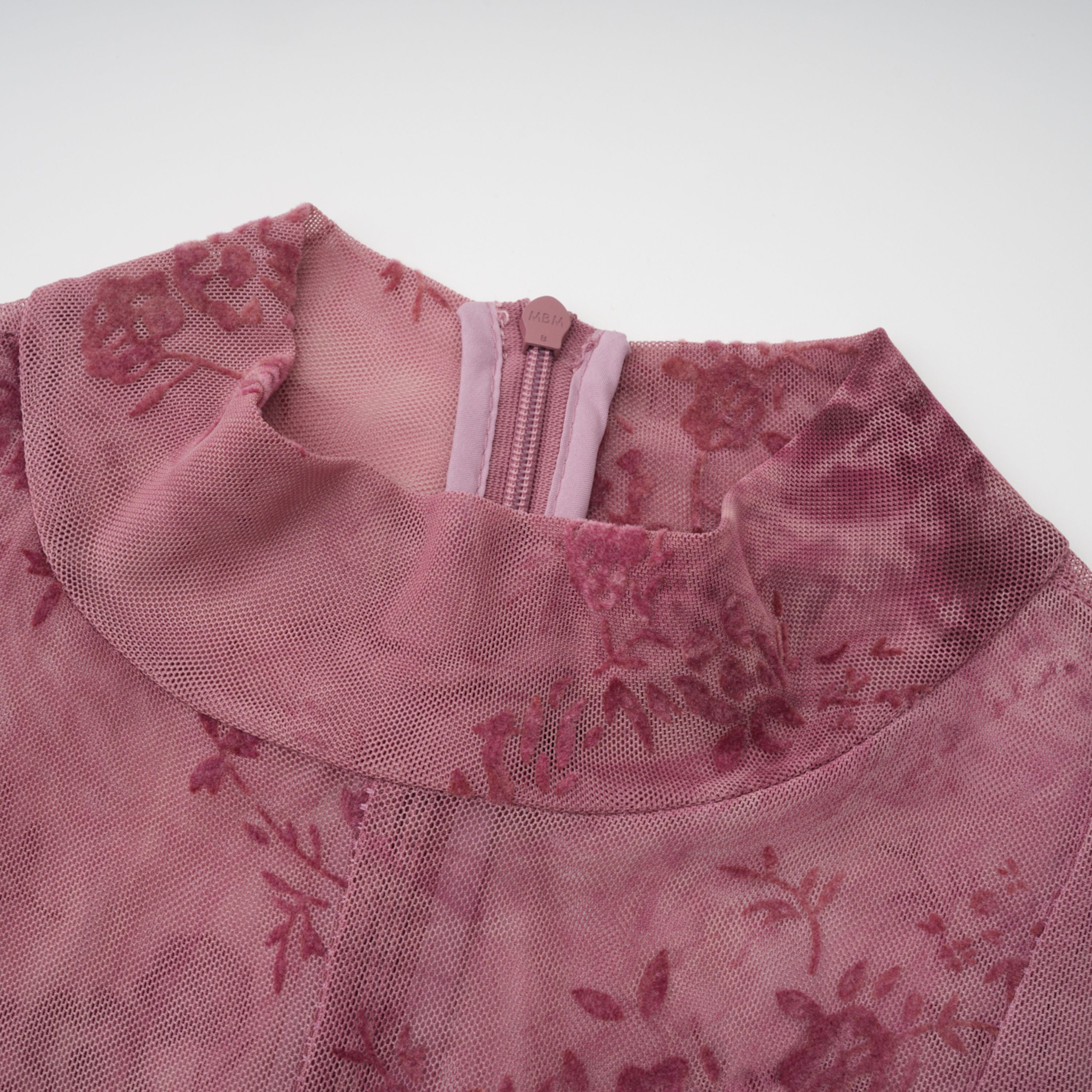 فستان طويل من التول المزخرف باللون الوردي من أريادن