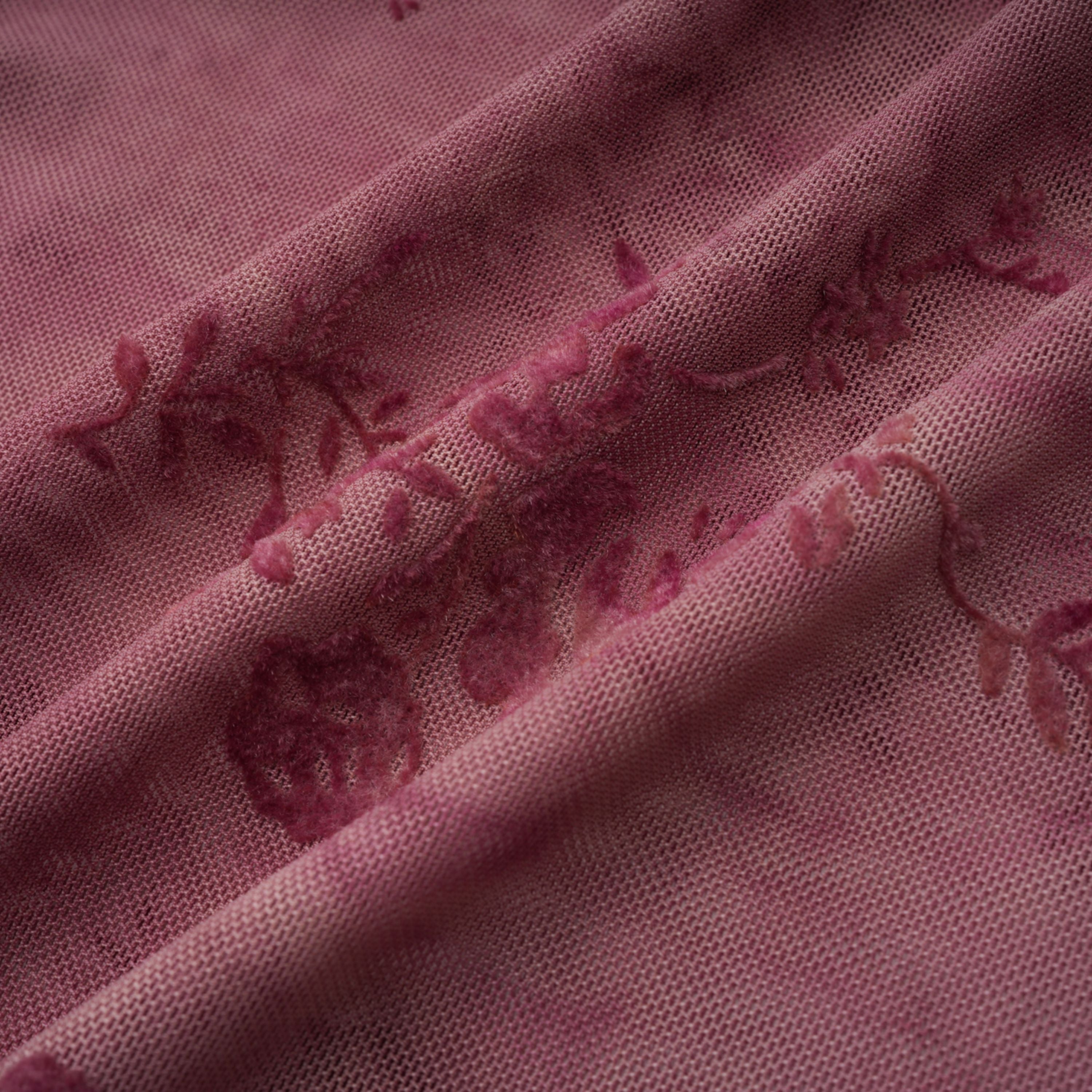 فستان طويل من التول المزخرف باللون الوردي من أريادن