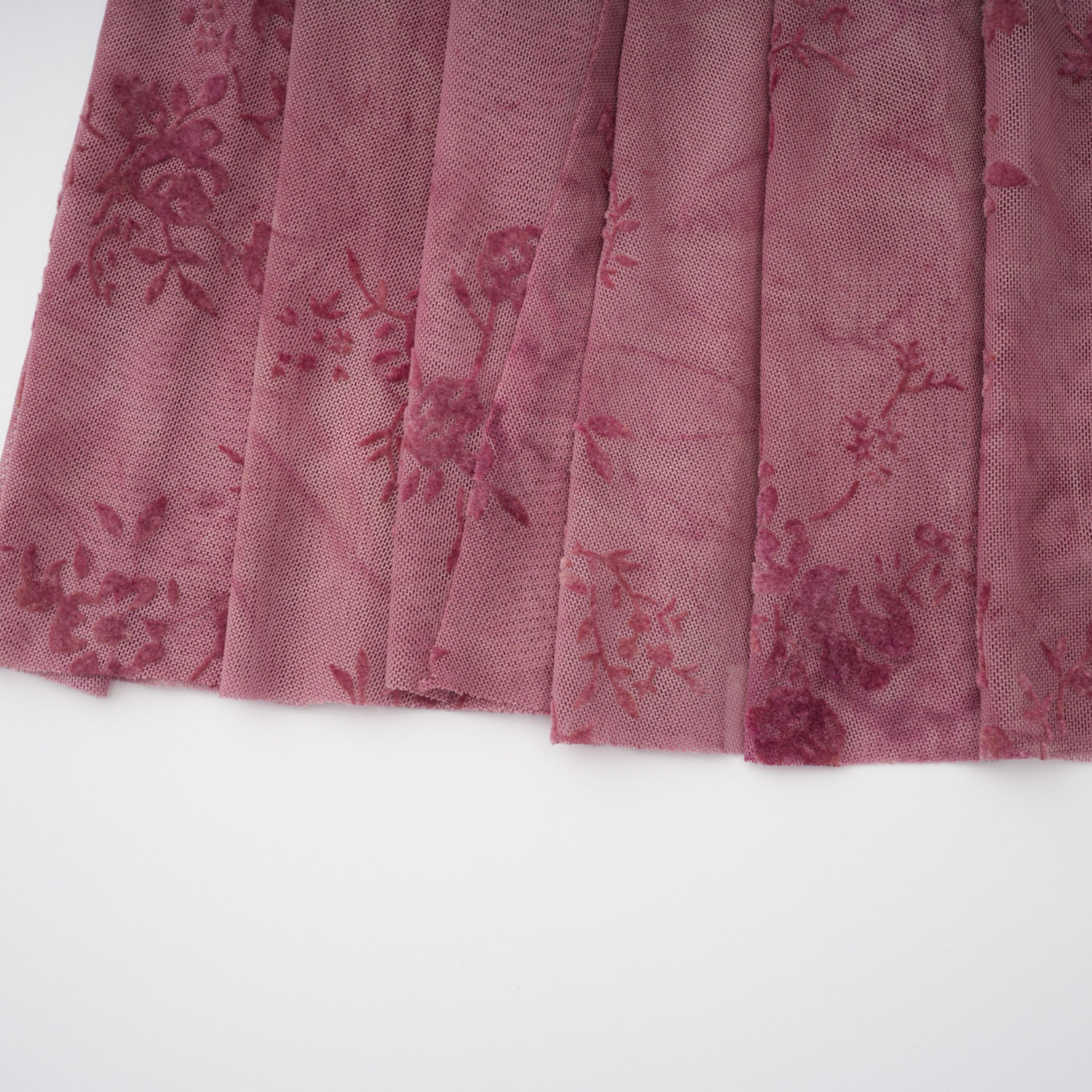 فستان طويل من التول المزخرف باللون الوردي من أريادن